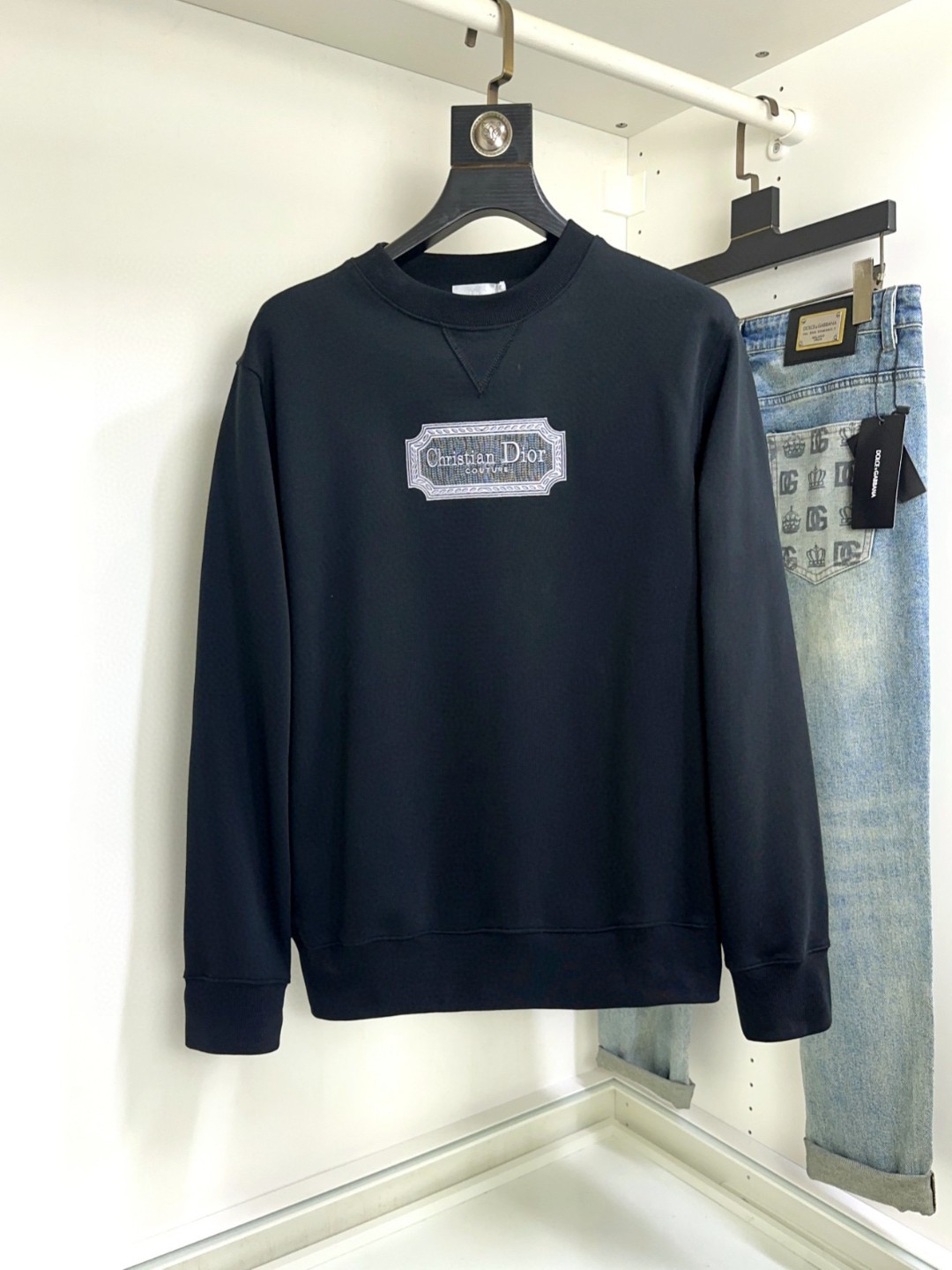 NO:123056,Dior Top-grade fashionable high-end long-sleeved sweatshirt, high-end custom-made and versatile style, anyone can easily control Italian imported fabrics. Fully customized fabric craftsmanship, the latest logo design of luxury classic brand on the chest, which is very high-end and must be entered if you understand the goods!  The style and tailoring are slim styles, which are very exquisite, showing aura and highlighting the exquisiteness of business men. This is the unique feature, the right slim fit, and the upper body effect is very good!  Size S-XL, Dior, Hoodie, Sweatshirts, Alexander wang19860909迪奥 顶级时尚高端长袖卫衣 高级定制百搭款,意大利进口面料任何人都可以轻松驾驭 面料全订制工艺 胸前奢华经典品牌最新logo设计,非常显档次懂货的必须入！版型剪裁属于修身款 非常精致,显气场,又会凸显商务男士的精致,这就是独到之处,恰到好处的修身,上身效果非常赞！尺码S-XL,,dior,hoodie,sweatshirts,alexander wang,Men's clothing