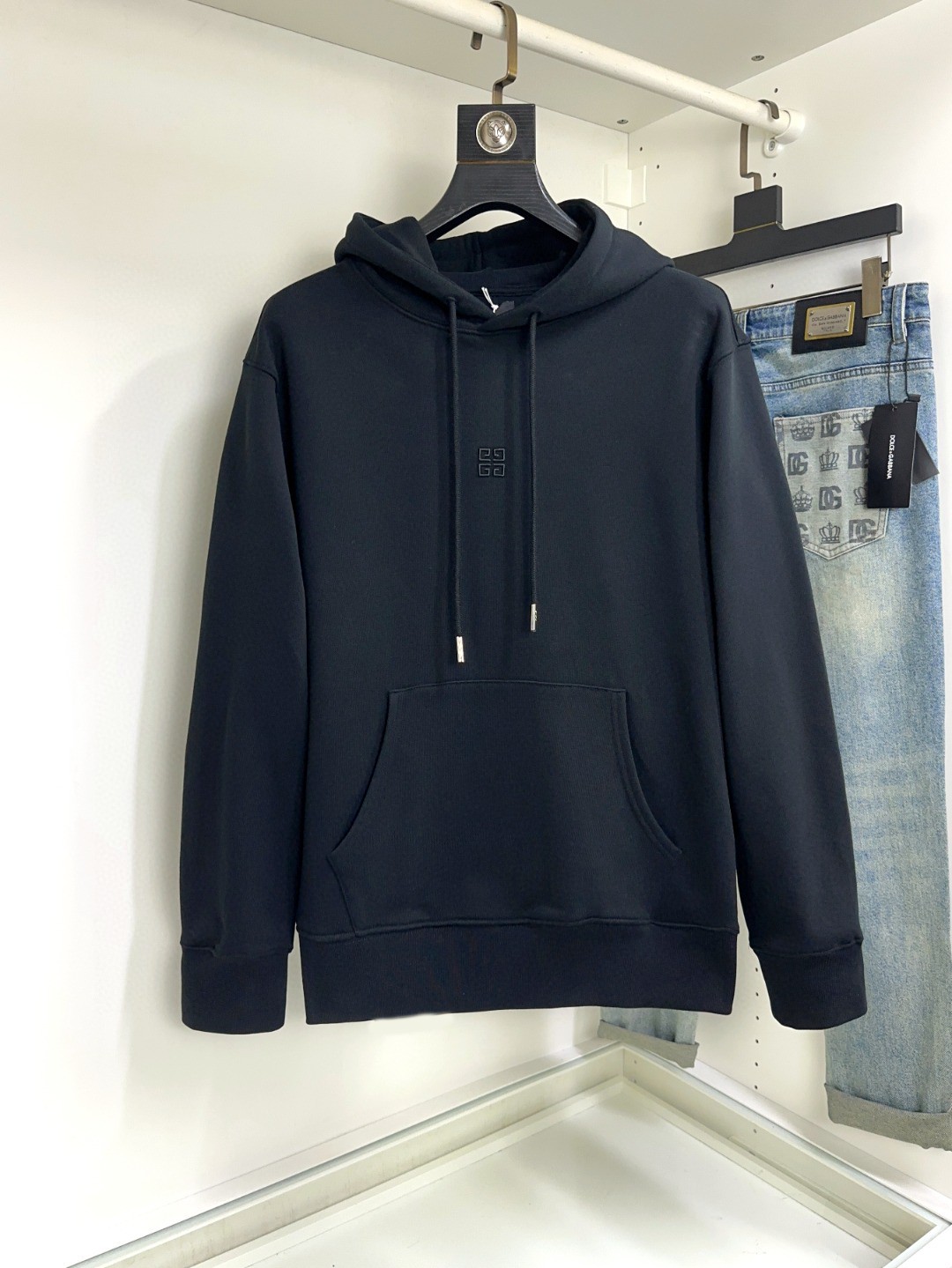 NO:119852,Givenchy Top-quality fashionable high-end long-sleeved hooded sweatshirt, high-end custom-made and versatile style, imported Italian fabrics can be easily controlled by anyone. The fabrics are fully customized, and the latest logo design of the luxury classic brand on the chest is very high-end, and those who understand goods must enter!  The style and tailoring are slim styles, which are very exquisite, showing aura and highlighting the exquisiteness of business men. This is the unique feature, the right slim fit, and the upper body effect is very good!  Size S-XL, given , given , given , given , hoodie , sweatshirts , hats , alexander wang19860909Givenchy 纪梵希 顶级时尚高端长袖连帽卫衣 高级定制百搭款,意大利进口面料任何人都可以轻松驾驭 面料全订制工艺 胸前奢华经典品牌最新logo设计,非常显档次懂货的必须入！版型剪裁属于修身款 非常精致,显气场,又会凸显商务男士的精致,这就是独到之处,恰到好处的修身,上身效果非常赞！尺码S-XL,,givenchy,givenchy,hoodie,sweatshirts,hats,alexander wang,Men's clothing