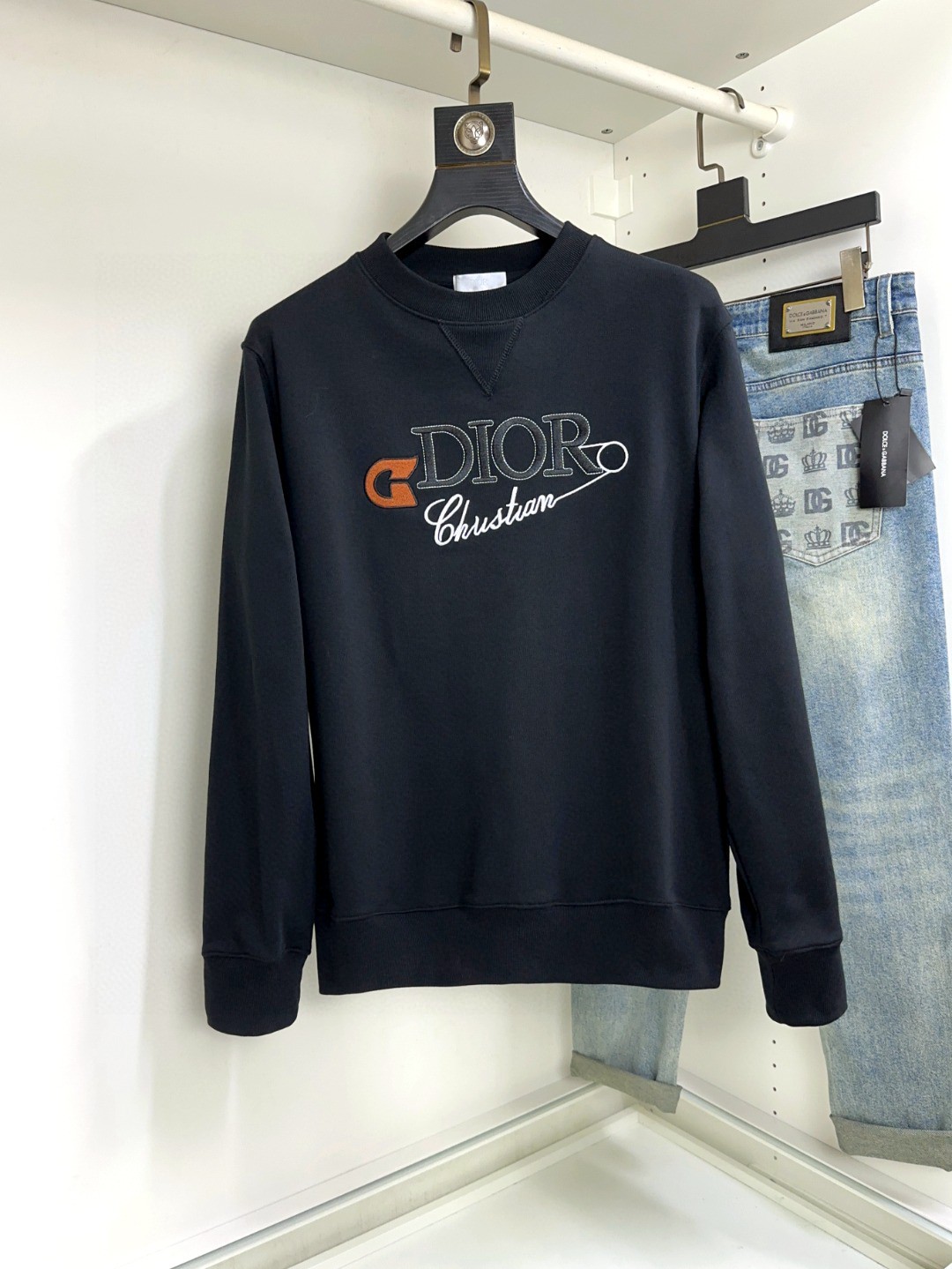 NO:124836,Dior Top long-sleeved round-neck sweatshirt, high-end custom-made and versatile style, anyone can easily control imported Italian fabrics. Fully customized fabrics are made of luxury classic brand latest logo design on the chest, which is very high-end and must be entered if you understand the goods!  The style and tailoring are slim styles, which are very exquisite, showing aura and highlighting the exquisiteness of business men. This is the unique feature, the right slim fit, and the upper body effect is very good!  Size S-XL, Dior, Dior, Hoodie, Sweatshirts, Alexander wang19860909Dior 迪奥 顶级长袖圆领卫衣 高级定制百搭款,意大利进口面料任何人都可以轻松驾驭 面料全订制工艺 胸前奢华经典品牌最新logo设计,非常显档次懂货的必须入！版型剪裁属于修身款 非常精致,显气场,又会凸显商务男士的精致,这就是独到之处,恰到好处的修身,上身效果非常赞！尺码S-XL,,dior,dior,hoodie,sweatshirts,alexander wang,Men's clothing