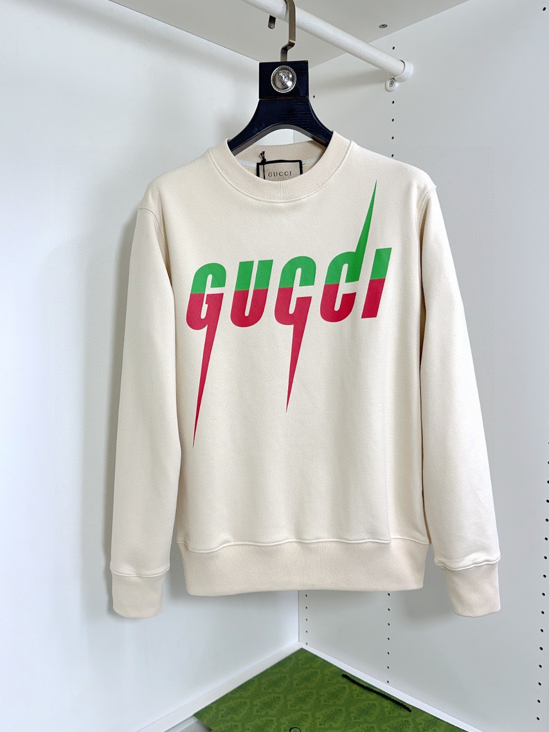 NO:119854,GUCCI Guqi, Fat Brother Gospel Maximum XL can wear 200 pounds of top-grade long-sleeved round-neck sweatshirt, high-end customization and versatile style, anyone can easily control the imported Italian fabric. The fabric is fully customized craftsmanship. The latest logo design of the luxurious classic brand on the chest is very high-end, and those who understand goods must enter!  The style and tailoring are slim styles, which are very exquisite, showing aura and highlighting the exquisiteness of business men. This is the unique feature, the right slim fit, and the upper body effect is very good!  Size S-XL, gucci, hoodie, sweatshirts, alexander wang19860909GUCCI 古奇 胖哥福音最大XL可穿200斤顶级长袖圆领卫衣 高级定制百搭款,意大利进口面料任何人都可以轻松驾驭 面料全订制工艺 胸前奢华经典品牌最新logo设计,非常显档次懂货的必须入！版型剪裁属于修身款 非常精致,显气场,又会凸显商务男士的精致,这就是独到之处,恰到好处的修身,上身效果非常赞！尺码S-XL,,gucci,hoodie,sweatshirts,alexander wang,Men's clothing