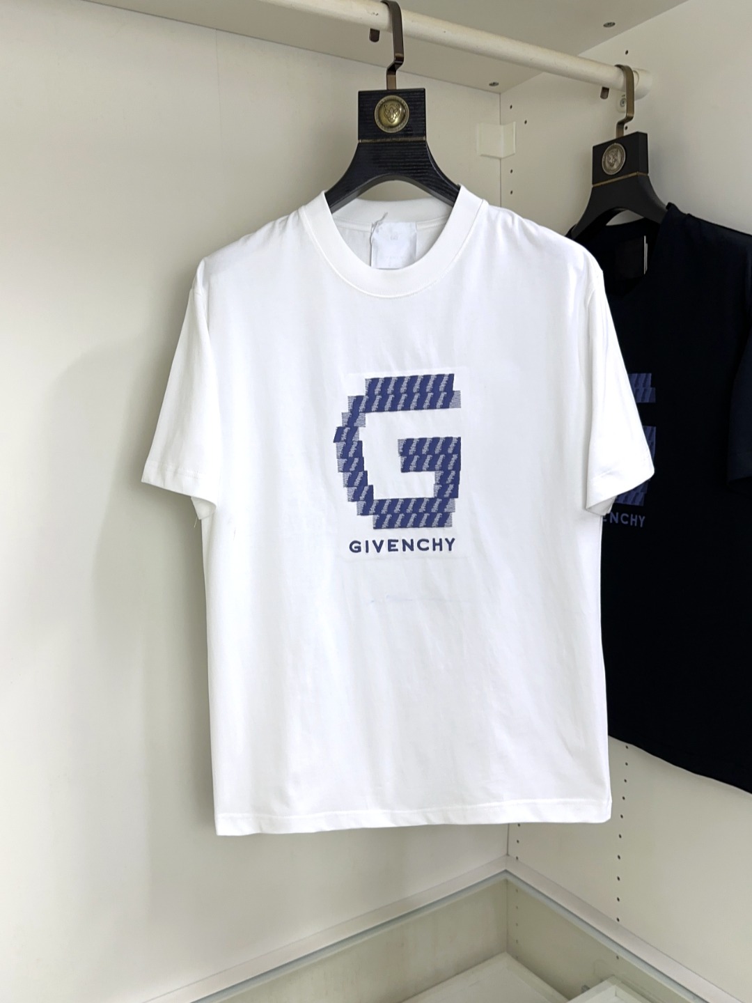 NO:119855,Givenchy Givenchy Fat Brother Gospel Maximum XL can wear 200 pounds, top-level round neck casual short sleeves, top-level version, high-end custom versatile styles, anyone can easily control the fabric, full customization and craftsmanship, the latest logo design of the luxurious classic brand on the chest, very high-end and those who understand goods must enter!  The style and tailoring are slim styles, which are very exquisite, showing aura and highlighting the exquisiteness of business men. This is the unique feature, the right slim fit, and the upper body effect is very good!  Size XS-XL (counter code is equivalent to M-3XL), given , given , given , given , T-shirt, alexander wang19860909Givenchy 纪梵希 胖哥福音最大XL可穿200斤 顶级圆领休闲短袖 顶级版本 高级定制百搭款式 任何人都可以轻松驾驭 面料全订制工艺 胸前奢华经典品牌最新logo设计,非常显档次懂货的必须入！版型剪裁属于修身款 非常精致,显气场,又会凸显商务男士的精致,这就是独到之处,恰到好处的修身,上身效果非常赞！尺码XS-XL（专柜码等同M-3XL）,,givenchy,givenchy,T-shirt,alexander wang,Men's clothing