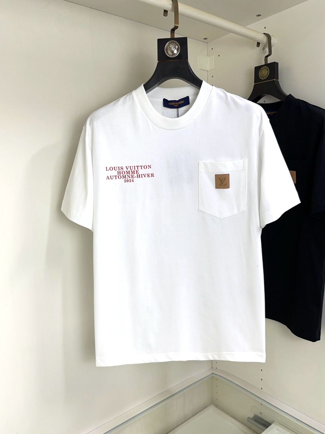 NO:119853,LV Louis Vuitton Fat Brother Gospel Max XL can wear 200 catties Top round neck casual short sleeves Top version High-end custom versatile styles Anyone can easily control the fabric is fully customized craftsmanship The latest logo design of the luxurious classic brand on the chest is very high-end, and those who understand goods must enter!  The style and tailoring are slim styles, which are very exquisite, showing aura and highlighting the exquisiteness of business men. This is the unique feature, the right slim fit, and the upper body effect is very good!  Size XS-XL (counter code is equivalent to M-3XL), louis vuitton,louis vuitton,t-shirt,alexander wang19860909LV 路易威登 胖哥福音最大XL可穿200斤 顶级圆领休闲短袖 顶级版本 高级定制百搭款式 任何人都可以轻松驾驭 面料全订制工艺 胸前奢华经典品牌最新logo设计,非常显档次懂货的必须入！版型剪裁属于修身款 非常精致,显气场,又会凸显商务男士的精致,这就是独到之处,恰到好处的修身,上身效果非常赞！尺码XS-XL（专柜码等同M-3XL）,,louis vuitton,louis vuitton,T-shirt,alexander wang,Men's clothing