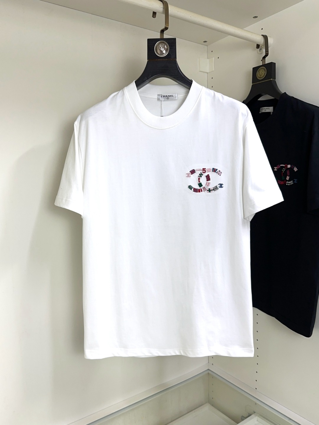 NO:119861,CHANEL Chanel Fat Brother Gospel Maximum XL can wear 200 catties Top round neck casual short sleeves Top version High-end custom versatile styles Anyone can easily control the fabric is fully customized craftsmanship The latest logo design of the luxurious classic brand on the chest is very high-end, and those who understand goods must enter!  The style and tailoring are slim styles, which are very exquisite, showing aura and highlighting the exquisiteness of business men. This is the unique feature, the right slim fit, and the upper body effect is very good!  Size XS-XL (counter code is equivalent to M-3XL), chanel, chanel, T-shirt, alexander wang19860909CHANEL 香奈儿 胖哥福音最大XL可穿200斤 顶级圆领休闲短袖 顶级版本 高级定制百搭款式 任何人都可以轻松驾驭 面料全订制工艺 胸前奢华经典品牌最新logo设计,非常显档次懂货的必须入！版型剪裁属于修身款 非常精致,显气场,又会凸显商务男士的精致,这就是独到之处,恰到好处的修身,上身效果非常赞！尺码XS-XL（专柜码等同M-3XL）,,chanel,chanel,T-shirt,alexander wang,Men's clothing