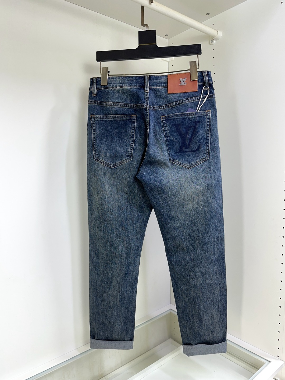 NO:119817,LV Louis Vuitton is coming, new products are available for sale in counters. The original jeans in physical stores are already 1:1 good products for the original products of all ages. The highest version of the imported European fabric in the market is comfortable, soft and skin-friendly, with super cool and fashionable and versatile upper body effect, straight and stylish, a must-have for the wardrobe!  Suitable for any occasion Size 29-40, louis vuitton,louis vuitton,jeans,alexander wang19860909LV 路易威登 爆款来袭 新款新品 专柜有售 实体店已极品牛仔裤专柜原版1:1好货,适合各个年龄段.市场最高版本的欧洲进口面料.舒适柔软亲肤,上身效果超级棒时尚百搭,笔挺有型,衣橱必备！适合任何场合穿着 尺码29-40,,louis vuitton,louis vuitton,jeans,alexander wang,Men's clothing