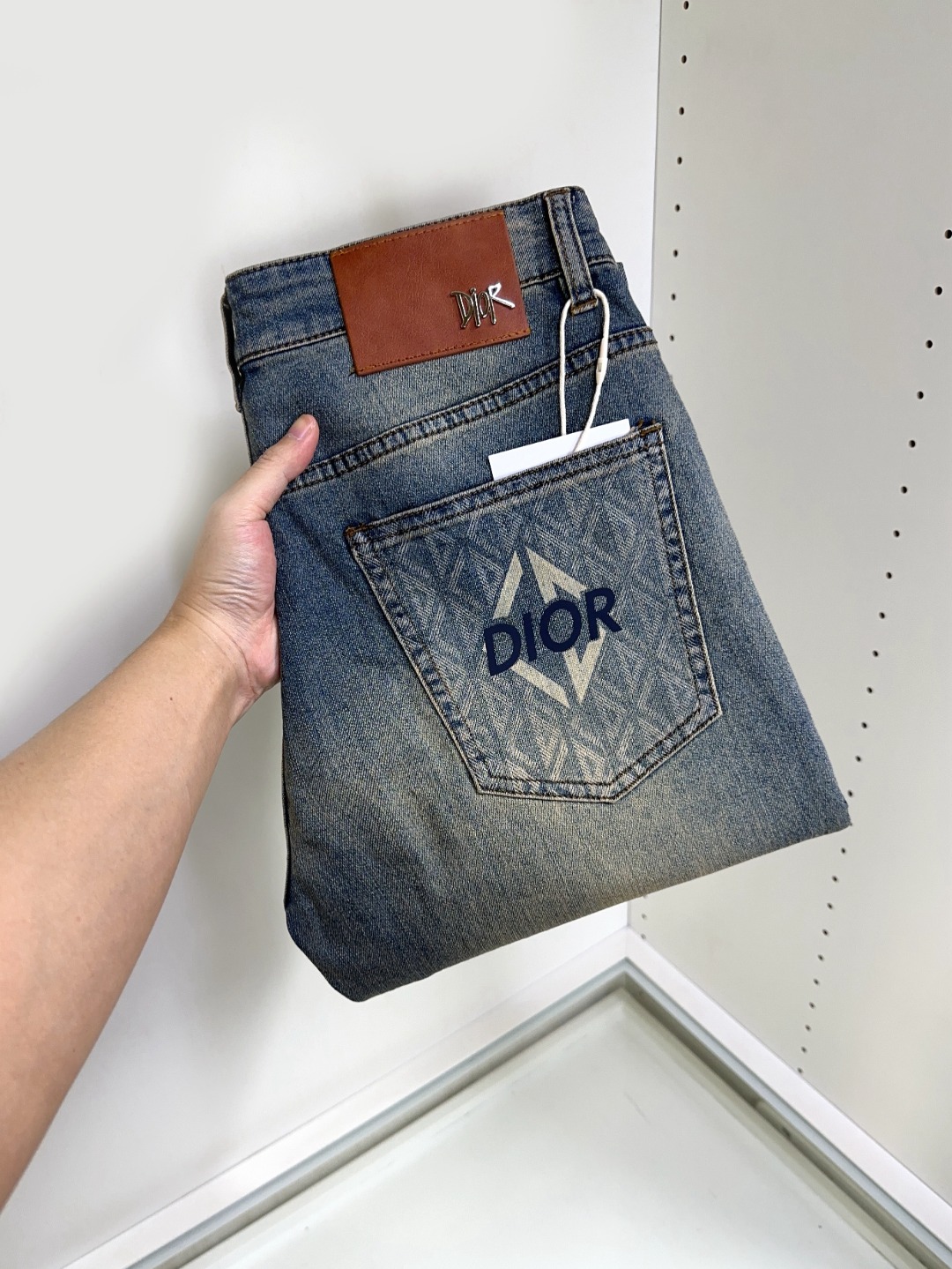 NO:119820,DIOR The hot products are coming, new models and new products are available for sale in the counter. The original jeans in physical stores are already 1:1 good products for the original products of all ages. The highest version of the imported European fabric in the market is comfortable, soft and skin-friendly, with super cool and fashionable and versatile upper body effect, straight and stylish, a must-have for the wardrobe!  Suitable for any occasion Size 29-40,,dior,dior,jeans,alexander wang19860909DIOR 迪奥 爆款来袭 新款新品 专柜有售 实体店已极品牛仔裤专柜原版1:1好货,适合各个年龄段.市场最高版本的欧洲进口面料.舒适柔软亲肤,上身效果超级棒时尚百搭,笔挺有型,衣橱必备！适合任何场合穿着 尺码29-40,,dior,dior,jeans,alexander wang,Men's clothing