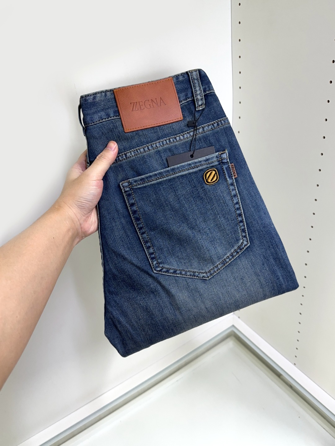 NO:119823,Zegna is coming, new styles and new products are available for sale in the counter. The original jeans in physical stores are already 1:1 good products for the counter, suitable for all ages. The highest version of the imported European fabric in the market is comfortable, soft and skin-friendly, with super cool and fashionable and versatile upper body effect, straight and stylish, a must-have for the wardrobe!  Suitable for any occasion Size 29-40, zegna, jeans, alexander wang19860909Zegna 杰尼亚 爆款来袭 新款新品 专柜有售 实体店已极品牛仔裤专柜原版1:1好货,适合各个年龄段.市场最高版本的欧洲进口面料.舒适柔软亲肤,上身效果超级棒时尚百搭,笔挺有型,衣橱必备！适合任何场合穿着 尺码29-40,,zegna,jeans,alexander wang,Men's clothing