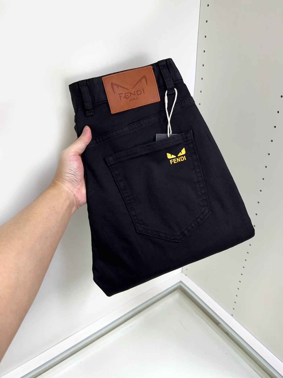 NO:119826,Fendi is coming, new styles and new products are available for sale in the counter. The original jeans in physical stores are already 1:1 good products for the original jeans in all ages. The highest version of the imported European fabric in the market is comfortable, soft and skin-friendly, with super cool and stylish upper body effect, a must-have for wardrobe!  Suitable for any occasion Size 29-40, fendi, fendi, jeans, alexander wang19860909Fendi 芬迪 爆款来袭 新款新品 专柜有售 实体店已极品牛仔裤专柜原版1:1好货,适合各个年龄段.市场最高版本的欧洲进口面料.舒适柔软亲肤,上身效果超级棒时尚百搭,笔挺有型,衣橱必备！适合任何场合穿着 尺码29-40,,fendi,fendi,jeans,alexander wang,Men's clothing