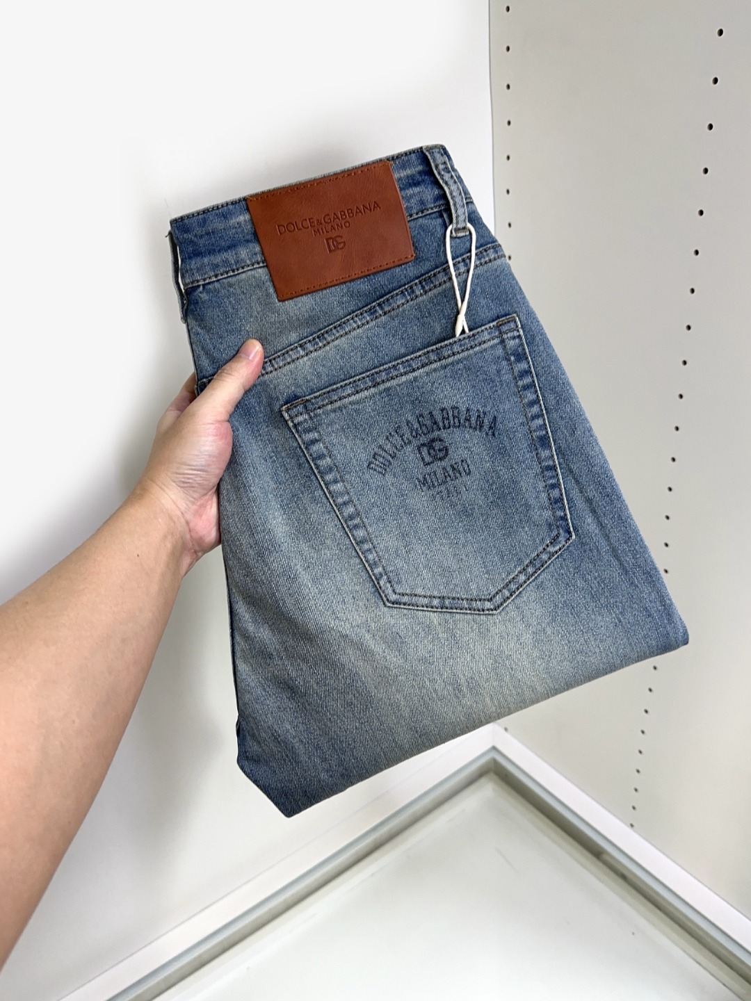 NO:119829,DG Dolce & Gabbana, hot products are coming, new products, on sale in counters, the physical store has the best jeans counter original 1:1, suitable for all ages. The highest version of the imported European fabric in the market. It is comfortable, soft and skin-friendly, with super cool and fashionable and versatile effect, straight and stylish, a must-have for the wardrobe!  Suitable for any occasion Size 29-40, Dolce & Gabbana, Dolce & Gabbana, jeans, alexander wang19860909DG 杜嘉班纳 爆款来袭 新款新品 专柜有售 实体店已极品牛仔裤专柜原版1:1好货,适合各个年龄段.市场最高版本的欧洲进口面料.舒适柔软亲肤,上身效果超级棒时尚百搭,笔挺有型,衣橱必备！适合任何场合穿着 尺码29-40,,Dolce&Gabbana,Dolce&Gabbana,jeans,alexander wang,Men's clothing