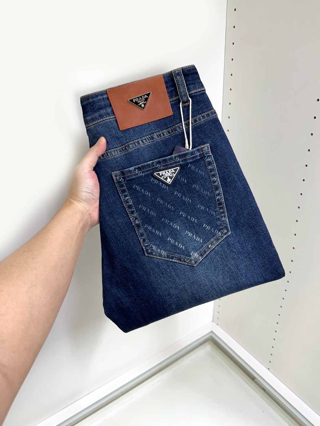 NO:119832,Prada Prada is coming, new models and new products are available for sale in the counter. The original jeans in physical stores are already 1:1 good products for the original 1:1 of all ages. The highest version of imported European fabrics in the market is comfortable, soft and skin-friendly, with super cool and fashionable and versatile upper body effect, straight and stylish, a must-have for the wardrobe!  Suitable for any occasion Size 29-40, prada, prada, jeans, alexander wang19860909Prada 普拉达 爆款来袭 新款新品 专柜有售 实体店已极品牛仔裤专柜原版1:1好货,适合各个年龄段.市场最高版本的欧洲进口面料.舒适柔软亲肤,上身效果超级棒时尚百搭,笔挺有型,衣橱必备！适合任何场合穿着 尺码29-40,,prada,prada,jeans,alexander wang,Men's clothing