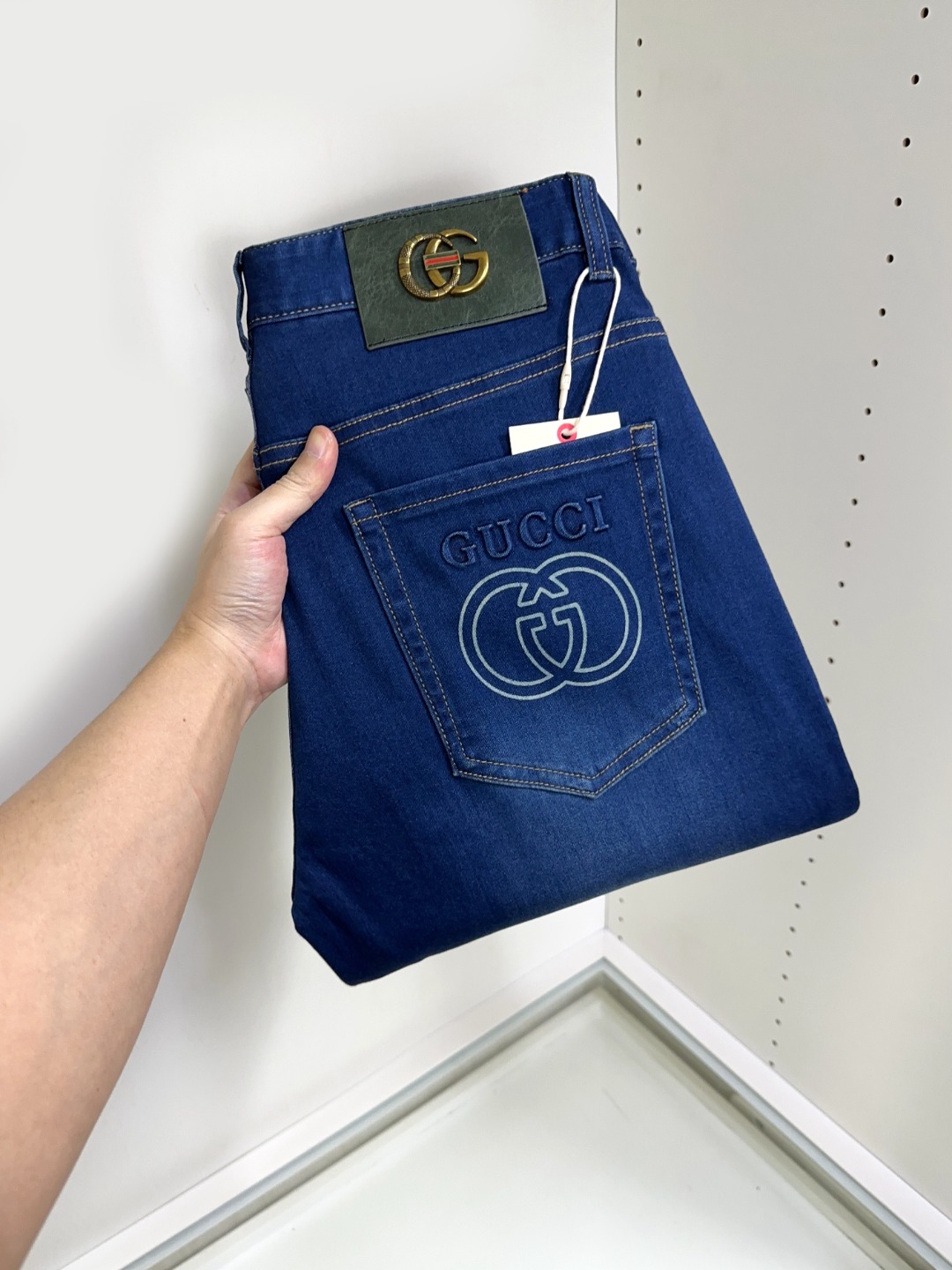 NO:119838,Gucci Gucci is coming, new models and new products are available for sale in the counter. The original jeans in physical stores are already 1:1 good products for the original products of all ages. The highest version of the imported European fabric in the market is comfortable, soft and skin-friendly, with super cool and stylish upper body effect, a must-have for wardrobe!  Suitable for any occasion Size 29-40, gucci, jeans, alexander wang19860909Gucci 古奇 爆款来袭 新款新品 专柜有售 实体店已极品牛仔裤专柜原版1:1好货,适合各个年龄段.市场最高版本的欧洲进口面料.舒适柔软亲肤,上身效果超级棒时尚百搭,笔挺有型,衣橱必备！适合任何场合穿着 尺码29-40,,gucci,jeans,alexander wang,Men's clothing