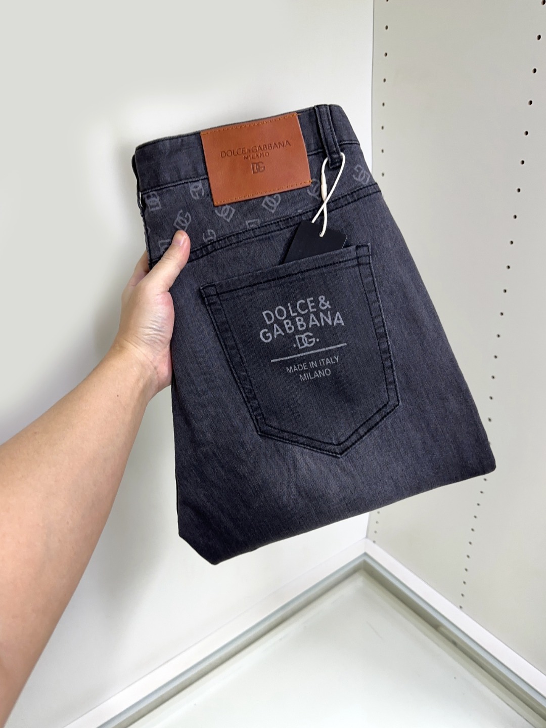 NO:119835,DG Dolce & Gabbana, hot products are coming, new products, on sale in counters, the physical store has the best jeans counter original 1:1, suitable for all ages. The highest version of the imported European fabric in the market. It is comfortable, soft and skin-friendly, with super cool and fashionable and versatile effect, straight and stylish, a must-have for the wardrobe!  Suitable for any occasion Size 29-40, Dolce & Gabbana, Dolce & Gabbana, jeans, alexander wang19860909DG 杜嘉班纳 爆款来袭 新款新品 专柜有售 实体店已极品牛仔裤专柜原版1:1好货,适合各个年龄段.市场最高版本的欧洲进口面料.舒适柔软亲肤,上身效果超级棒时尚百搭,笔挺有型,衣橱必备！适合任何场合穿着 尺码29-40,,Dolce&Gabbana,Dolce&Gabbana,jeans,alexander wang,Men's clothing