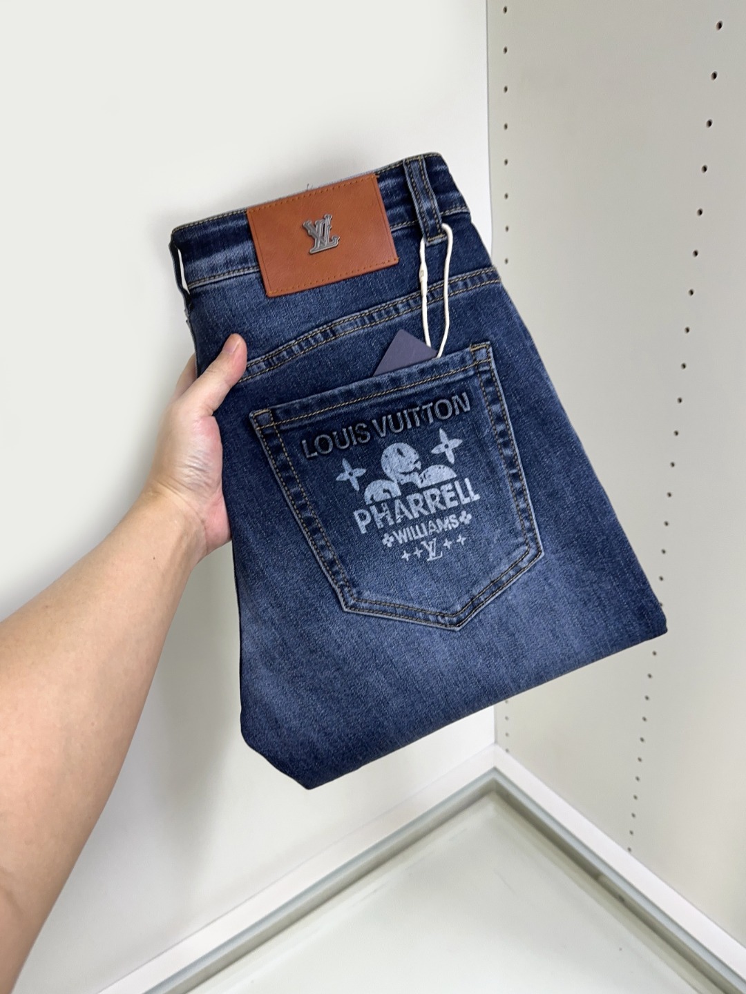 NO:119841,LV Louis Vuitton is coming, new products are available for sale in counters. The original jeans in physical stores are already 1:1 good products for the original products of all ages. The highest version of the imported European fabric in the market is comfortable, soft and skin-friendly, with super cool and fashionable and versatile upper body effect, straight and stylish, a must-have for the wardrobe!  Suitable for any occasion Size 29-40, louis vuitton,louis vuitton,jeans,alexander wang19860909LV 路易威登 爆款来袭 新款新品 专柜有售 实体店已极品牛仔裤专柜原版1:1好货,适合各个年龄段.市场最高版本的欧洲进口面料.舒适柔软亲肤,上身效果超级棒时尚百搭,笔挺有型,衣橱必备！适合任何场合穿着 尺码29-40,,louis vuitton,louis vuitton,jeans,alexander wang,Men's clothing