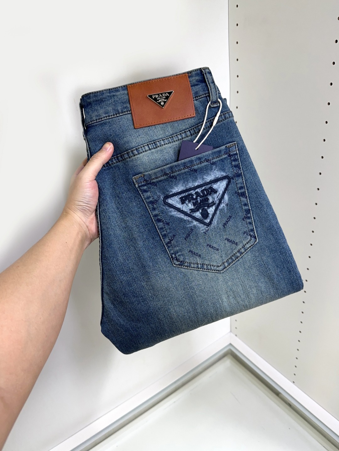 NO:119844,Prada Prada is coming, new models and new products are available for sale in the counter. The original jeans in physical stores are already 1:1 good products for the original 1:1 of all ages. The highest version of imported European fabrics in the market is comfortable, soft and skin-friendly, with super cool and fashionable and versatile upper body effect, straight and stylish, a must-have for the wardrobe!  Suitable for any occasion Size 29-40, prada, prada, jeans, alexander wang19860909Prada 普拉达 爆款来袭 新款新品 专柜有售 实体店已极品牛仔裤专柜原版1:1好货,适合各个年龄段.市场最高版本的欧洲进口面料.舒适柔软亲肤,上身效果超级棒时尚百搭,笔挺有型,衣橱必备！适合任何场合穿着 尺码29-40,,prada,prada,jeans,alexander wang,Men's clothing