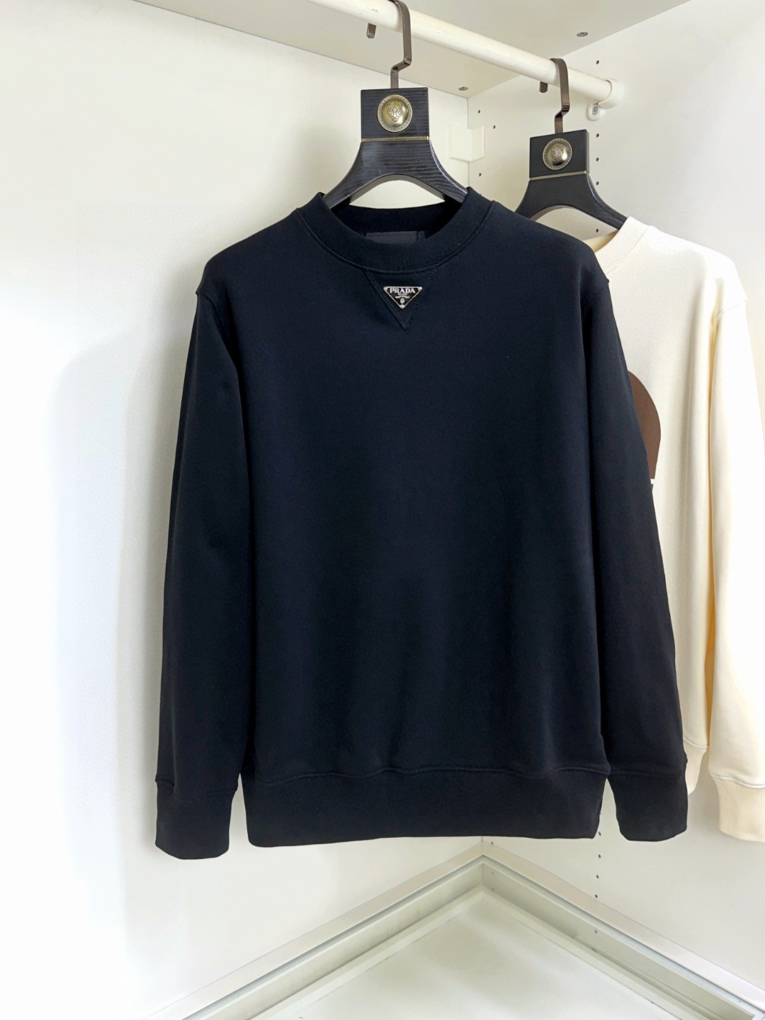 NO:138767,Prada Prada High-version S-XL Top Long Sleeve Round Neck Sweatshirt, high-end custom and versatile style, imported Italian fabrics can be easily controlled by anyone. The fabrics are fully customized, and the latest logo design of the luxury classic brand on the chest is very high-end. Those who understand goods must enter!  The style and tailoring are slim styles, which are very exquisite, showing aura and highlighting the exquisiteness of business men. This is the unique feature, the right slim fit, and the upper body effect is very good!  Size S-XL, prada, prada, hoodie, sweatshirts, alexander wang19860909Prada普拉达 高版本S-XL顶级长袖圆领卫衣 高级定制百搭款,意大利进口面料任何人都可以轻松驾驭 面料全订制工艺 胸前奢华经典品牌最新logo设计,非常显档次懂货的必须入！版型剪裁属于修身款 非常精致,显气场,又会凸显商务男士的精致,这就是独到之处,恰到好处的修身,上身效果非常赞！尺码S-XL,,prada,prada,hoodie,sweatshirts,alexander wang,Men's clothing