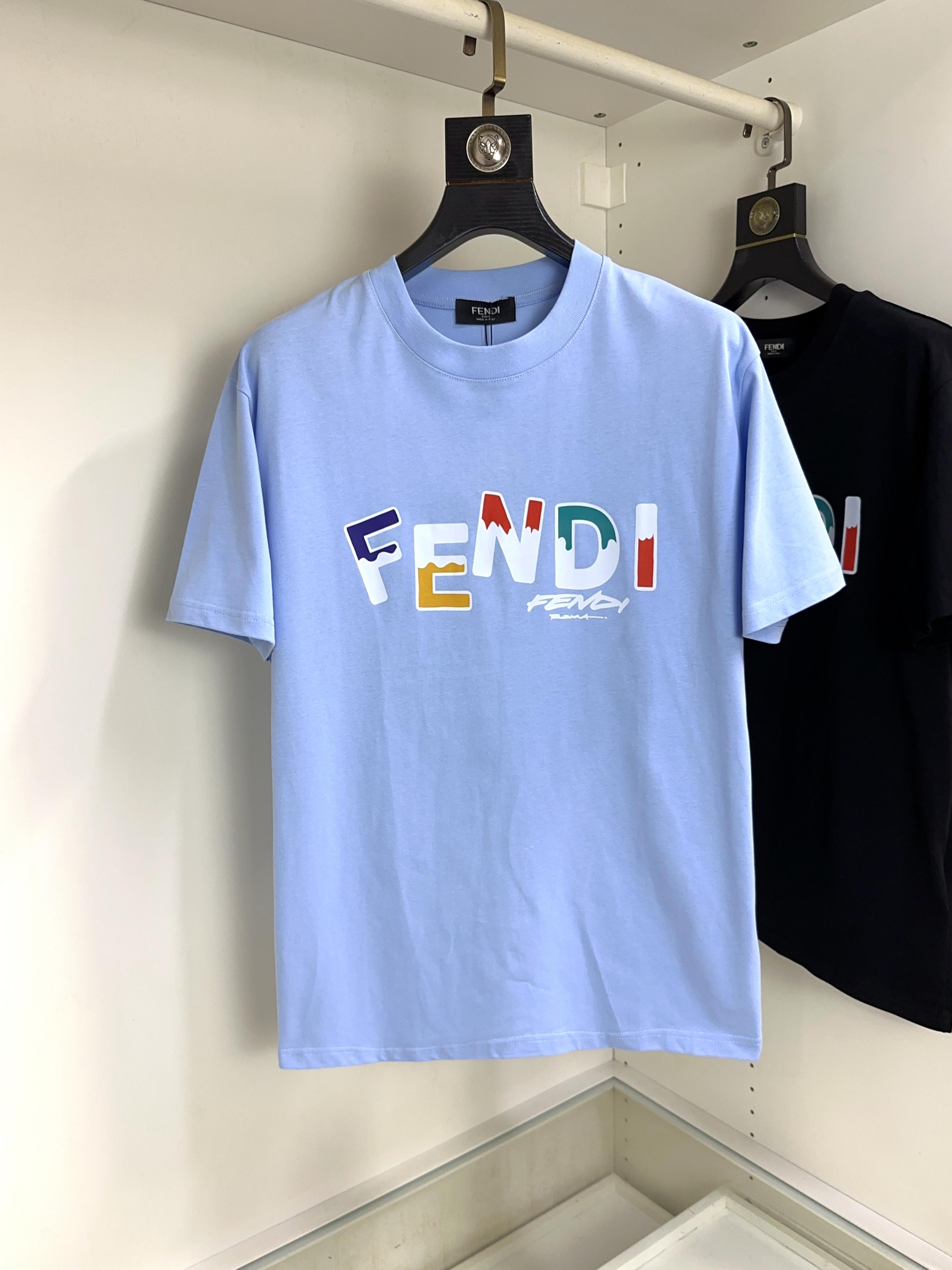 NO:522503,Fendi top round neck casual short sleeve high-end custom versatile styles that anyone can easily control. The fabric is fully customized craftsmanship, the latest logo design of the luxurious classic brand on the chest, which is very high-end and must be entered if you understand the goods!  The style and tailoring are slim styles, which are very exquisite, showing aura and highlighting the exquisiteness of business men. This is the unique feature, the right slim fit, and the upper body effect is very good!  Size S-XL can wear 190 catties, fendi, fendi, fendi, T-shirt, alexander wang19860909Fendi 芬迪 顶级圆领休闲短袖高级定制百搭款式 任何人都可以轻松驾驭 面料全订制工艺 胸前奢华经典品牌最新logo设计,非常显档次懂货的必须入！版型剪裁属于修身款 非常精致,显气场,又会凸显商务男士的精致,这就是独到之处,恰到好处的修身,上身效果非常赞！尺码S-XL 可穿190斤,,fendi,fendi,T-shirt,alexander wang,Men's clothing