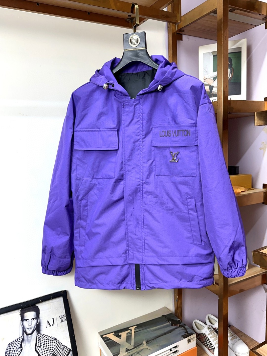 NO:121181,LV Louis Vuitton Fat Brother Gospel 4XL can wear 200 catties new fashionable high-end men's style, classic and explosive jackets are recommended for warmth!  Men's jacket, fashionable and casual jacket, high-woven and super delicate high-tech smooth composite fabric material, the texture of the fabric is very high-end and delicate, with a strong sense of class, large logo embroidery design on the chest, and all accessories are customized to create a brand logo. It is both business and casual, and the style is versatile and suitable for all occasions, and anyone can easily control it!  Code number M-4XL, louis vuitton,louis vuitton,jackets & coats,jackets & coats,alexander wang19860909LV 路易威登 胖哥福音4XL可穿200斤新款时尚高端男款,经典爆款夹克保暖推荐！男士外套,时尚休闲外套夹克 ,高织超细腻的高科技爽滑复合布材质,面料的质感很高档细腻,档次感强 ,胸前大logo刺绣设计,辅料全定制出品牌logo.商务休闲兼备款,款式百搭适合各种场合 ,任何人都可以轻松驾驭！码数M-4XL,,louis vuitton,louis vuitton,jackets & coats,jackets & coats,alexander wang,Men's clothing