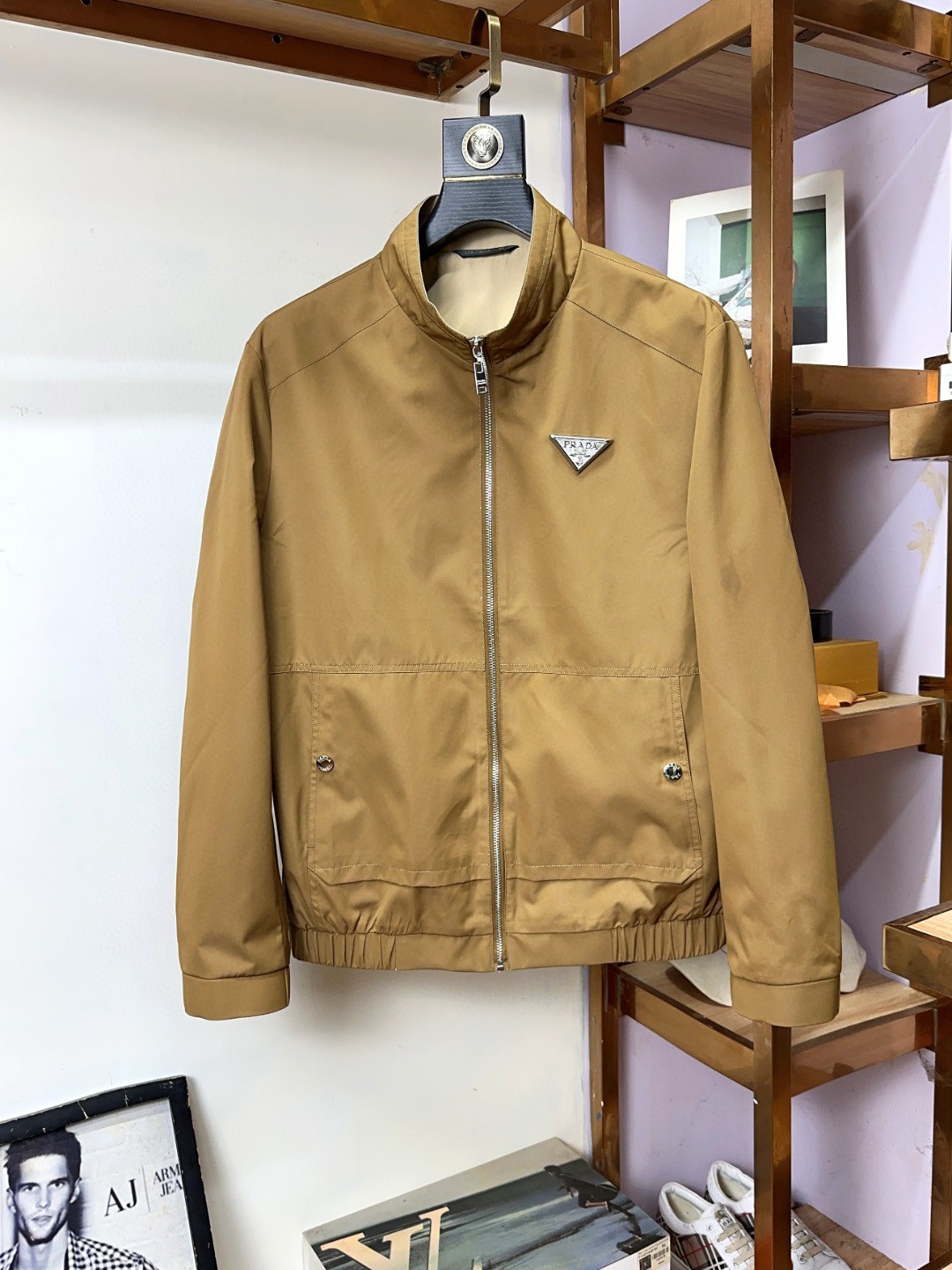 NO:121195,Prada Prada Fat Brother Gospel 4XL can wear 200 catties new fashionable high-end men's style, classic and explosive jackets are recommended for warmth!  Men's jacket, fashionable and casual jacket, high-woven and super delicate high-tech smooth composite fabric material, the texture of the fabric is very high-end and delicate, with a strong sense of class, large logo embroidery design on the chest, and all accessories are customized to create a brand logo. It is both business and casual, and the style is versatile and suitable for all occasions, and anyone can easily control it!  Code number M-4XL, prada, prada, jackets & coats, jackets & coats, alexander wang19860909Prada 普拉达 胖哥福音4XL可穿200斤新款时尚高端男款,经典爆款夹克保暖推荐！男士外套,时尚休闲外套夹克 ,高织超细腻的高科技爽滑复合布材质,面料的质感很高档细腻,档次感强 ,胸前大logo刺绣设计,辅料全定制出品牌logo.商务休闲兼备款,款式百搭适合各种场合 ,任何人都可以轻松驾驭！码数M-4XL,,prada,prada,jackets & coats,jackets & coats,alexander wang,Men's clothing