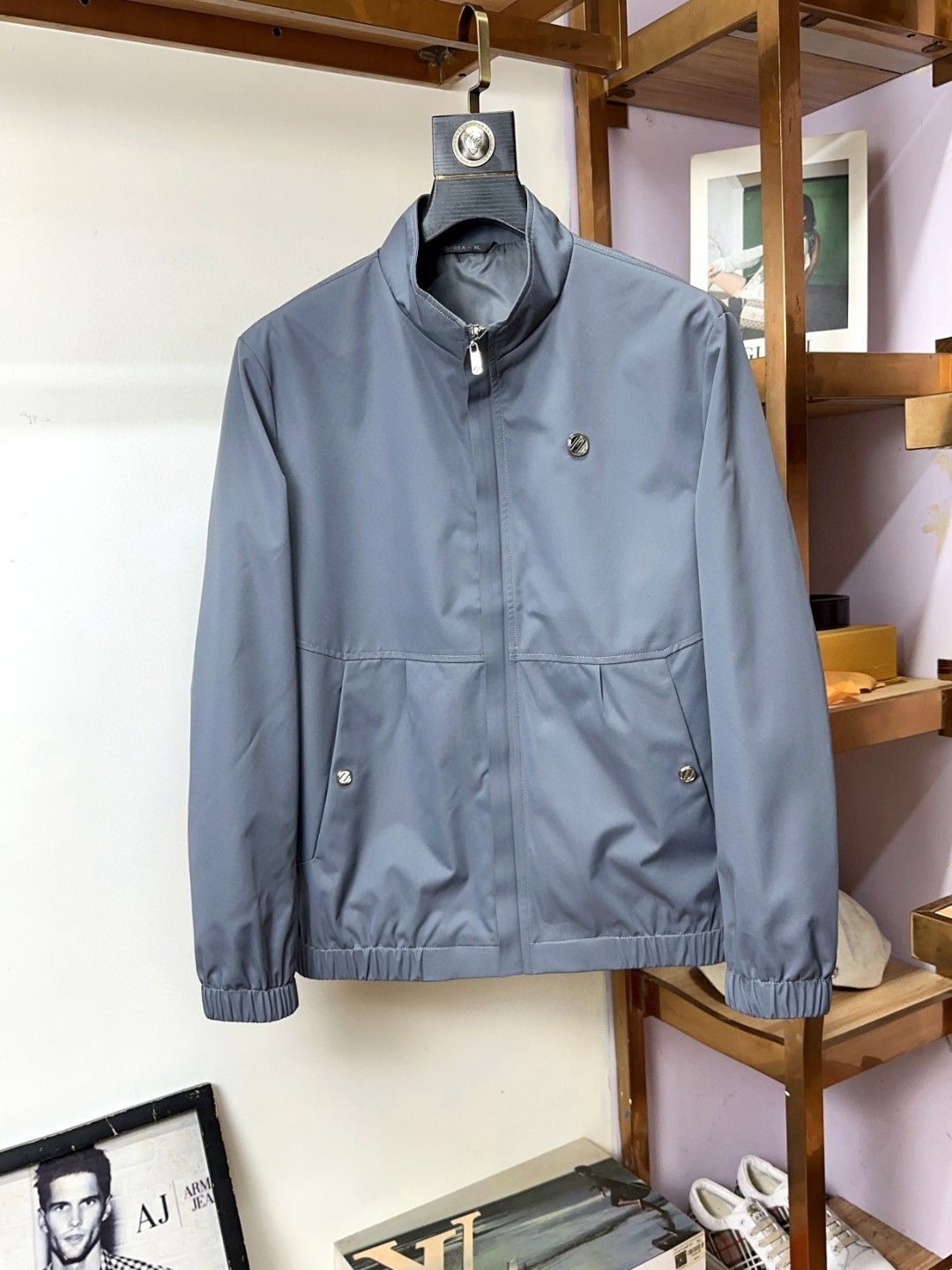 NO:121187,Zegna New fashion high-end men's style, classic and explosive jackets are recommended for warmth!  Men's jacket, fashionable and casual jacket, high-woven and super delicate high-tech smooth composite fabric material, the texture of the fabric is very high-end and delicate, with a strong sense of class, large logo embroidery design on the chest, and all accessories are customized to create a brand logo. It is both business and casual, and the style is versatile and suitable for all occasions, and anyone can easily control it!  Code number M-4XL, zegna, jackets & coats, jackets & coats, alexander wang19860909Zegna 杰尼亚 新款时尚高端男款,经典爆款夹克保暖推荐！男士外套,时尚休闲外套夹克 ,高织超细腻的高科技爽滑复合布材质,面料的质感很高档细腻,档次感强 ,胸前大logo刺绣设计,辅料全定制出品牌logo.商务休闲兼备款,款式百搭适合各种场合 ,任何人都可以轻松驾驭！码数M-4XL,,zegna,jackets & coats,jackets & coats,alexander wang,Men's clothing