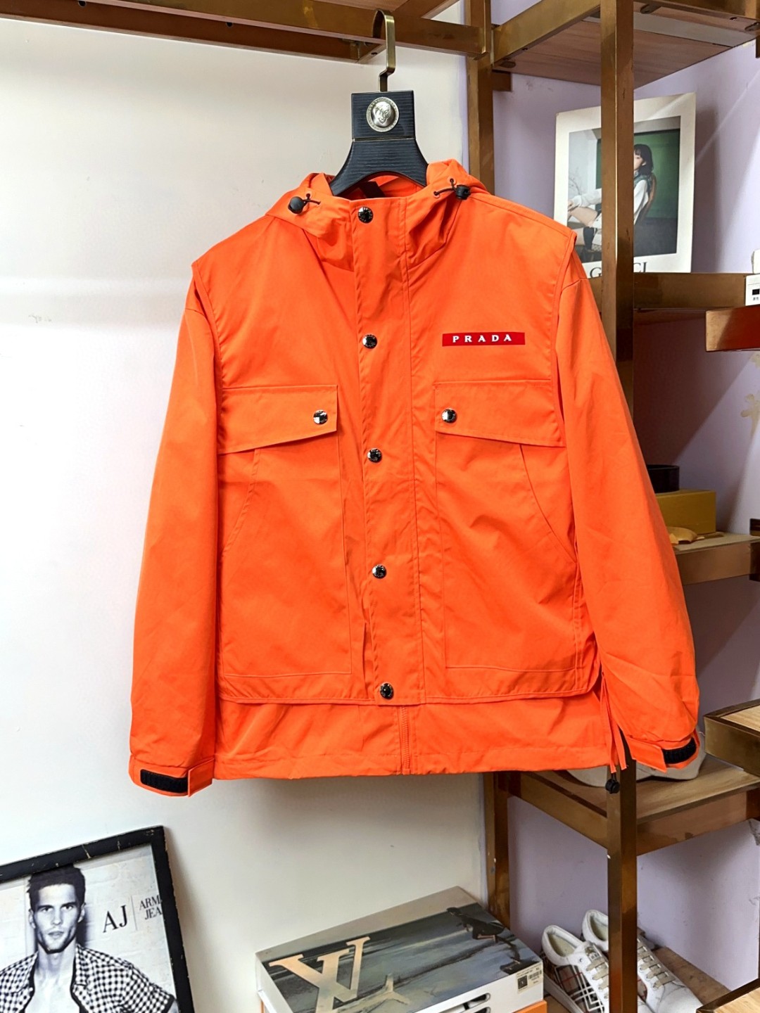 NO:121190,Prada Prada Fat Brother Gospel 4XL can wear 200 catties new fashionable high-end men's style, classic and explosive jackets are recommended for warmth!  Men's jacket, fashionable and casual jacket, high-woven and super delicate high-tech smooth composite fabric material, the texture of the fabric is very high-end and delicate, with a strong sense of class, large logo embroidery design on the chest, and all accessories are customized to create a brand logo. It is both business and casual, and the style is versatile and suitable for all occasions, and anyone can easily control it!  Code number M-4XL, prada, prada, jackets & coats, jackets & coats, alexander wang19860909Prada 普拉达 胖哥福音4XL可穿200斤新款时尚高端男款,经典爆款夹克保暖推荐！男士外套,时尚休闲外套夹克 ,高织超细腻的高科技爽滑复合布材质,面料的质感很高档细腻,档次感强 ,胸前大logo刺绣设计,辅料全定制出品牌logo.商务休闲兼备款,款式百搭适合各种场合 ,任何人都可以轻松驾驭！码数M-4XL,,prada,prada,jackets & coats,jackets & coats,alexander wang,Men's clothing