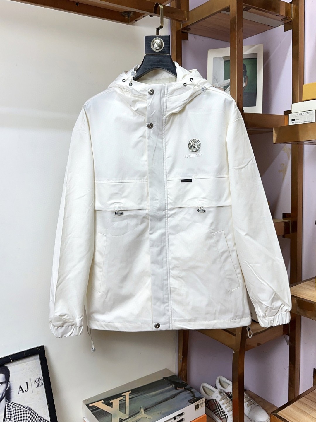 NO:121193,Burberry Fat Brother Gospel 4XL can wear 200 catties new fashionable high-end men's style, classic and explosive jackets are recommended for warmth!  Men's jacket, fashionable and casual jacket, high-woven and super delicate high-tech smooth composite fabric material, the texture of the fabric is very high-end and delicate, with a strong sense of class, large logo embroidery design on the chest, and all accessories are customized to create a brand logo. It is both business and casual, and the style is versatile and suitable for all occasions, and anyone can easily control it!  Code number M-4XL, burberry, burberry, jackets & coats, jackets & coats, alexander wang19860909Burberry 巴宝莉 胖哥福音4XL可穿200斤新款时尚高端男款,经典爆款夹克保暖推荐！男士外套,时尚休闲外套夹克 ,高织超细腻的高科技爽滑复合布材质,面料的质感很高档细腻,档次感强 ,胸前大logo刺绣设计,辅料全定制出品牌logo.商务休闲兼备款,款式百搭适合各种场合 ,任何人都可以轻松驾驭！码数M-4XL,,burberry,burberry,jackets & coats,jackets & coats,alexander wang,Men's clothing