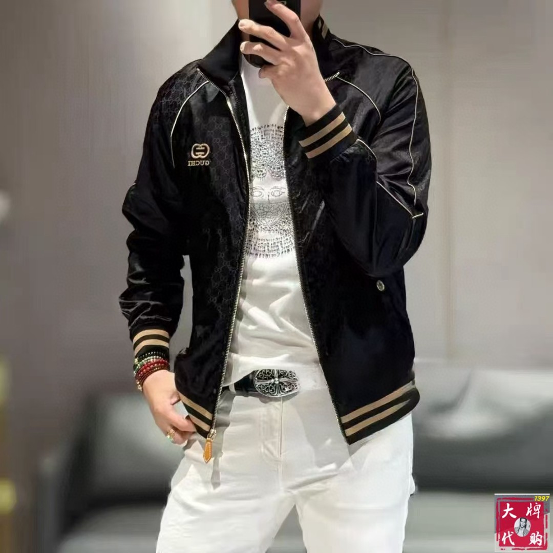 NO:121200,Guqi's official website is the same model, released in advance. New men's jacket, original single three-standard high-end version!  , Customized fabrics for counters are breathable and comfortable, with impeccable details, and the brand element design concept reflects high quality. The feel is delicate and soft!  It is casually cut, with a great upper body style!  Number of code M~3XL, maximum wear 195 catties.,, jackets & coats, jackets & coats, alexander wang19860909古奇 官网同款,提前发售 新款男士夹克外套,原单三标齐全高端版本！,专柜定制面料 透气舒适度高,细节无可挑剔,品牌元素设计理念,体现高品质.手感细腻柔软！呈现休闲裁剪,上身版型超赞！码数M～3XL 最大穿195斤.,,jackets & coats,jackets & coats,alexander wang,Men's clothing