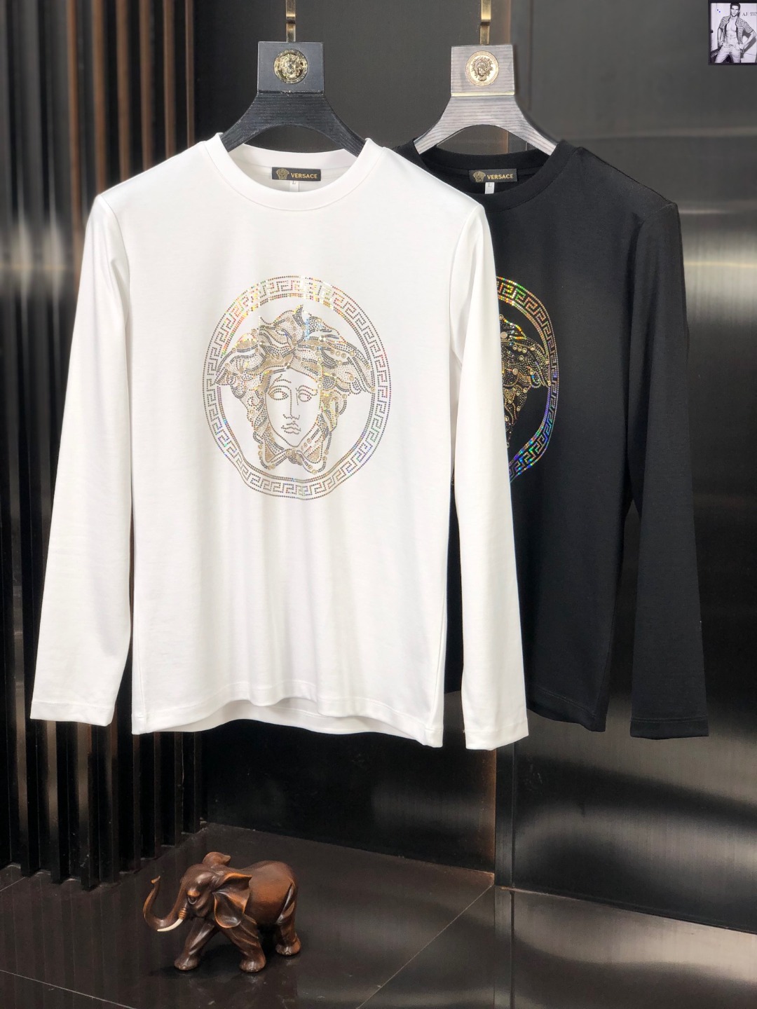 NO:121192,Versace Original single product High version Original single model High quality spring new style long-sleeved base shirt For sale First choice of taste Real photos, high-quality fabric Original single quality first choice Please see the details, standard for men Classic versatile base and outfit First choice of taste, real OEM production, very high-quality products, comfortable, soft and stylish, careful, size M-4XL, versace, versace, alexander wang19860909Versace 范思哲 原单货 高版本 原单款 高品质春季新款长袖打底衫 抢新出售 品味首选 实拍好货,高品质面料 原单品质首选 请看细节图, 男士标配 经典百搭 打底外穿 品味首选,真正的代工厂出品 送人自己穿都非常显档次,舒适,柔软有型,仔细,尺码 M-4XL,,versace,versace,alexander wang,Men's clothing