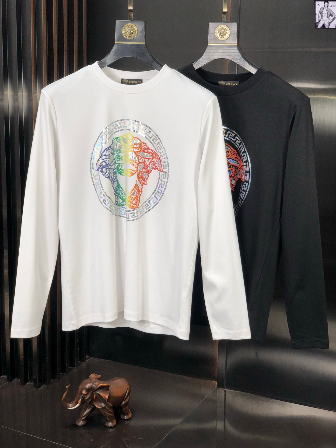 NO:121170,Versace Original single product High version Original single model High quality spring new style long-sleeved base shirt For sale First choice of taste Real photos, high-quality fabric Original single quality first choice Please see the details, standard for men Classic versatile base and outfit First choice of taste, real OEM production, very high-quality products, comfortable, soft and stylish, careful, size M-4XL, versace, versace, alexander wang19860909Versace 范思哲 原单货 高版本 原单款 高品质春季新款长袖打底衫 抢新出售 品味首选 实拍好货,高品质面料 原单品质首选 请看细节图, 男士标配 经典百搭 打底外穿 品味首选,真正的代工厂出品 送人自己穿都非常显档次,舒适,柔软有型,仔细,尺码 M-4XL,,versace,versace,alexander wang,Men's clothing