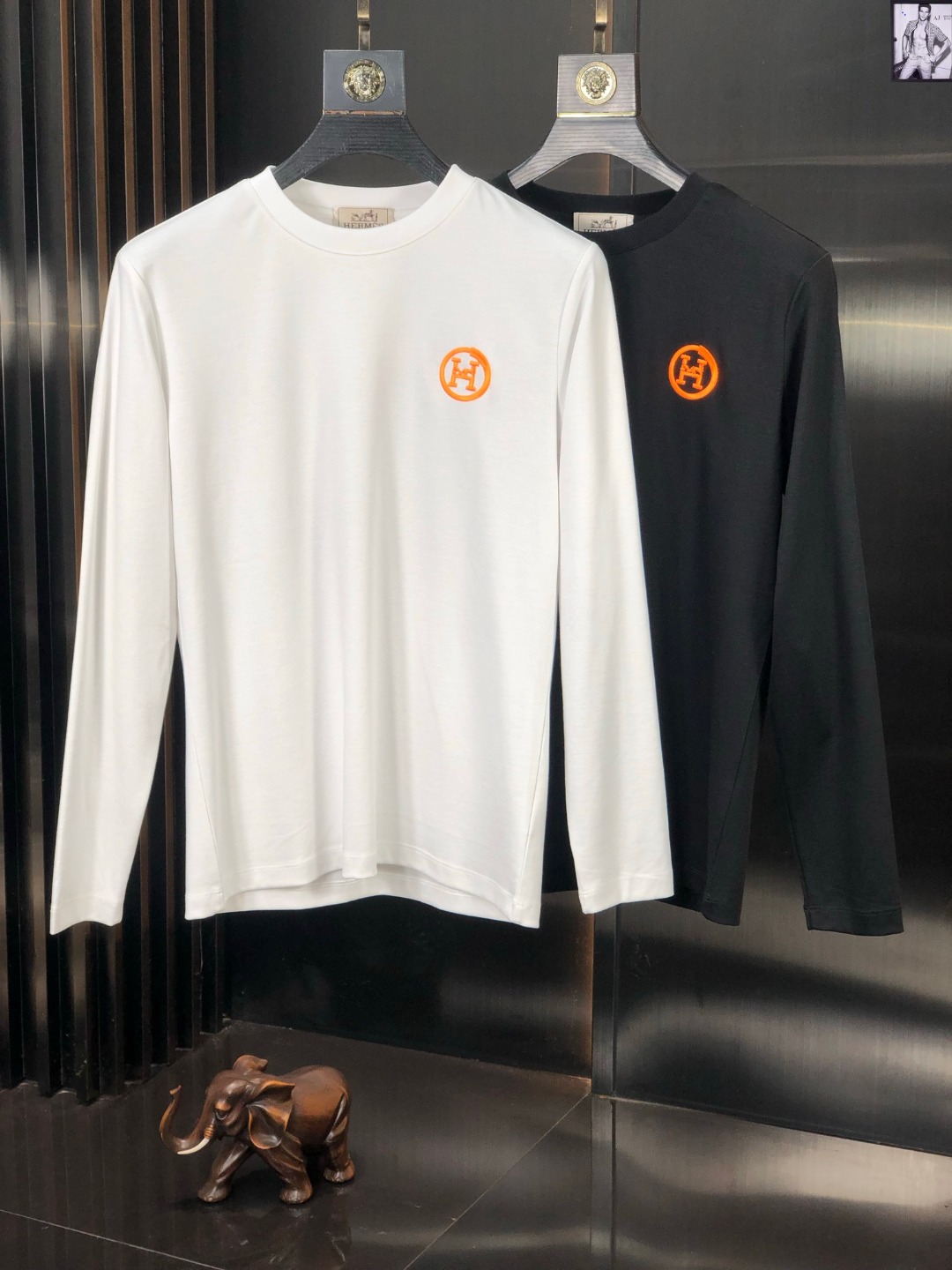 NO:121183,Hermes Original single product High version Original single model High quality spring new style long-sleeved base shirt For sale First choice of taste Real photos, high-quality fabric Original single quality first choice Please see the details, standard for men Classic versatile base and outfit First choice of taste, real OEM Production, very high-quality spring new style long-sleeved base and stylish, careful size M-4XL, hermes, hermes, alexander wang19860909Hermes 爱马仕 原单货 高版本 原单款 高品质春季新款长袖打底衫 抢新出售 品味首选 实拍好货,高品质面料 原单品质首选 请看细节图, 男士标配 经典百搭 打底外穿 品味首选,真正的代工厂出品 送人自己穿都非常显档次,舒适,柔软有型,仔细,尺码 M-4XL,,hermes,hermes,alexander wang,Men's clothing