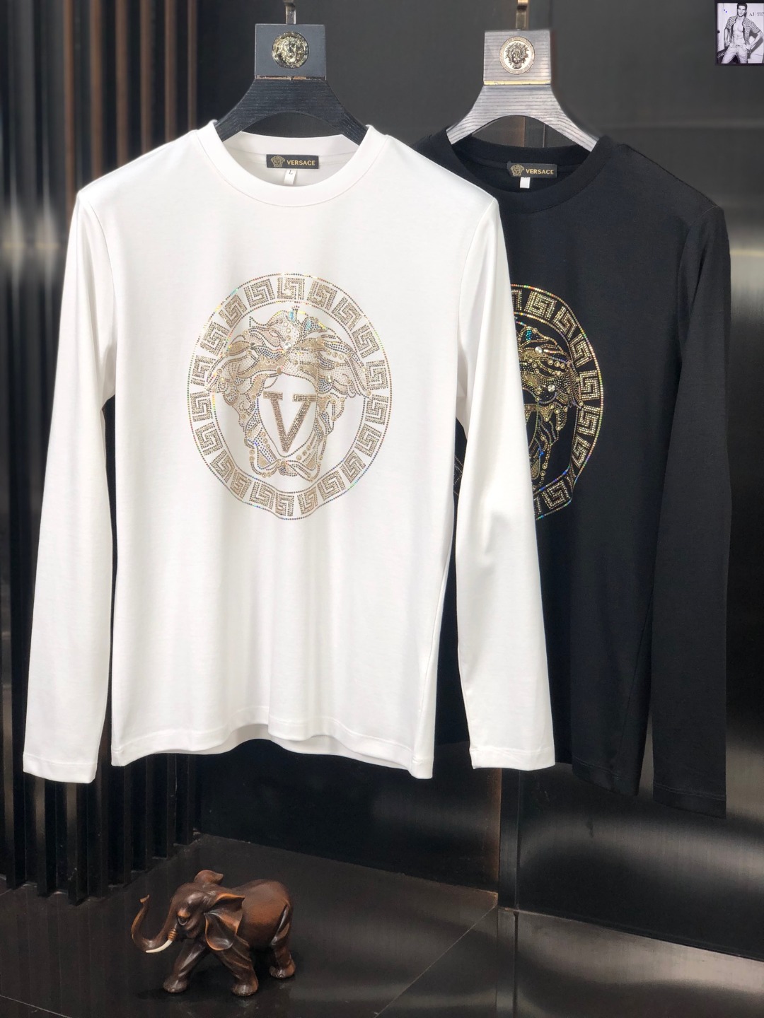 NO:121186,Versace Original single product High version Original single model High quality spring new style long-sleeved base shirt For sale First choice of taste Real photos, high-quality fabric Original single quality first choice Please see the details, standard for men Classic versatile base and outfit First choice of taste, real OEM production, very high-quality products, comfortable, soft and stylish, careful, size M-4XL, versace, versace, alexander wang19860909Versace 范思哲 原单货 高版本 原单款 高品质春季新款长袖打底衫 抢新出售 品味首选 实拍好货,高品质面料 原单品质首选 请看细节图, 男士标配 经典百搭 打底外穿 品味首选,真正的代工厂出品 送人自己穿都非常显档次,舒适,柔软有型,仔细,尺码 M-4XL,,versace,versace,alexander wang,Men's clothing