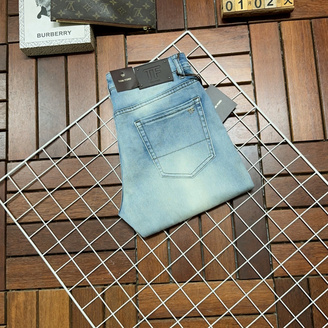 NO:121188,TF hits, new models and new products are available for sale in the counter. The original jeans in physical stores are already 1:1 good products for the original products of all ages. The highest version of imported European fabrics in the market is comfortable, soft and skin-friendly, with super cool and fashionable and versatile upper body effect, straight and stylish, a must-have for the wardrobe!  Suitable for any occasion Size 29-40,,tom ford,jeans,alexander wang19860909TF 爆款来袭 新款新品 专柜有售 实体店已极品牛仔裤专柜原版1:1好货,适合各个年龄段.市场最高版本的欧洲进口面料.舒适柔软亲肤,上身效果超级棒时尚百搭,笔挺有型,衣橱必备！适合任何场合穿着 尺码29-40,,tom ford,jeans,alexander wang,Men's clothing