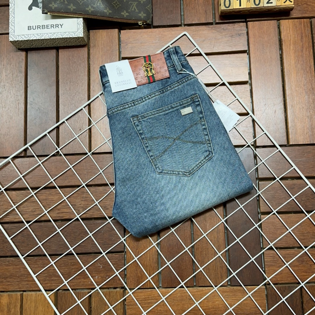 NO:121182,Cavalli's hot products are coming, new products are available for sale in counters. The original jeans in physical stores are already 1:1 good products for the original jeans in physical stores, suitable for all ages. The highest version of the imported European fabric in the market is comfortable, soft and skin-friendly, with super cool and stylish upper body effect, a must-have for wardrobe!  Suitable for any occasion Size 29-40, jeans,alexander wang19860909卡瓦利 爆款来袭 新款新品 专柜有售 实体店已极品牛仔裤专柜原版1:1好货,适合各个年龄段.市场最高版本的欧洲进口面料.舒适柔软亲肤,上身效果超级棒时尚百搭,笔挺有型,衣橱必备！适合任何场合穿着 尺码29-40,,jeans,alexander wang,Men's clothing