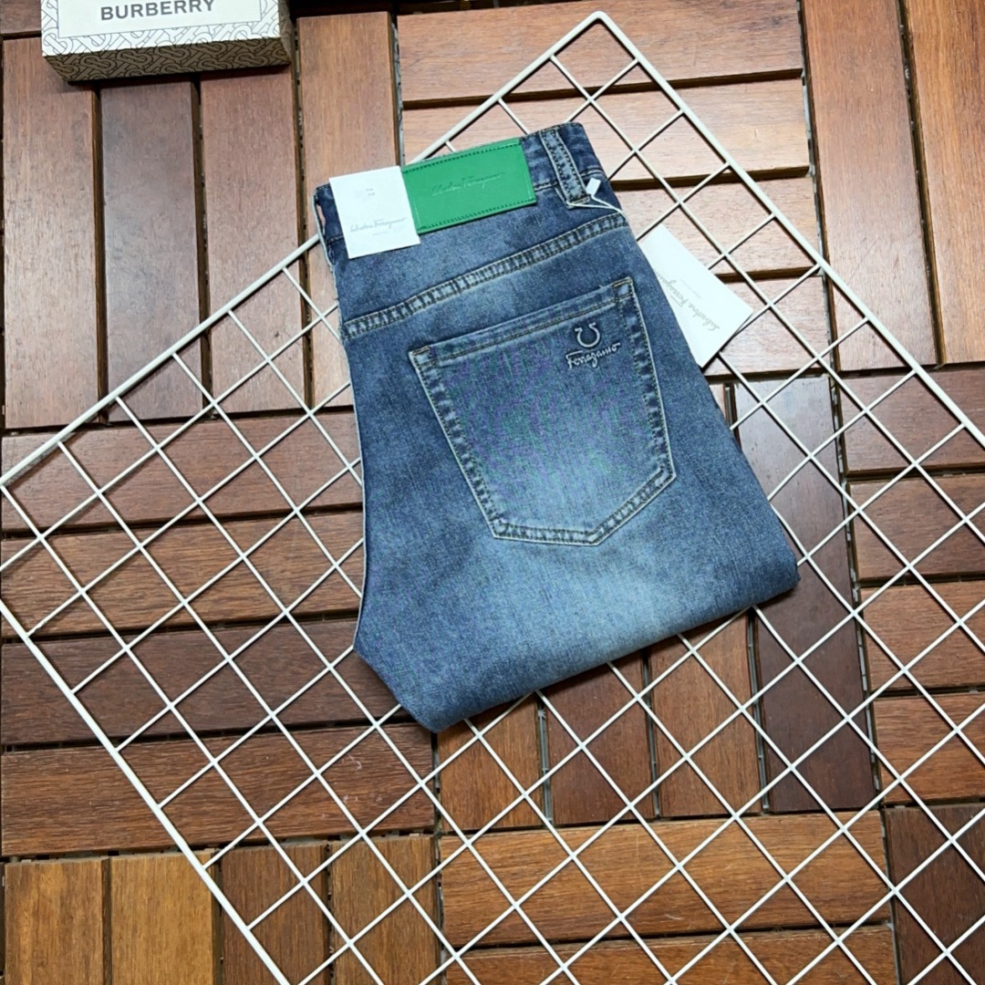 NO:121173,Ferragamo's hot products are coming, new models and new products are available for sale in the counter. The original jeans in physical stores are already 1:1 good products for the original 1:1, suitable for all ages. The highest version of imported European fabrics in the market. They are comfortable, soft and skin-friendly, with super cool and fashionable and versatile upper body effect, straight and stylish, a must-have for the wardrobe!  Suitable for any occasion Size 29-40, ferragamo, jeans, alexander wang19860909菲拉格慕 爆款来袭 新款新品 专柜有售 实体店已极品牛仔裤专柜原版1:1好货,适合各个年龄段.市场最高版本的欧洲进口面料.舒适柔软亲肤,上身效果超级棒时尚百搭,笔挺有型,衣橱必备！适合任何场合穿着 尺码29-40,,ferragamo,jeans,alexander wang,Men's clothing