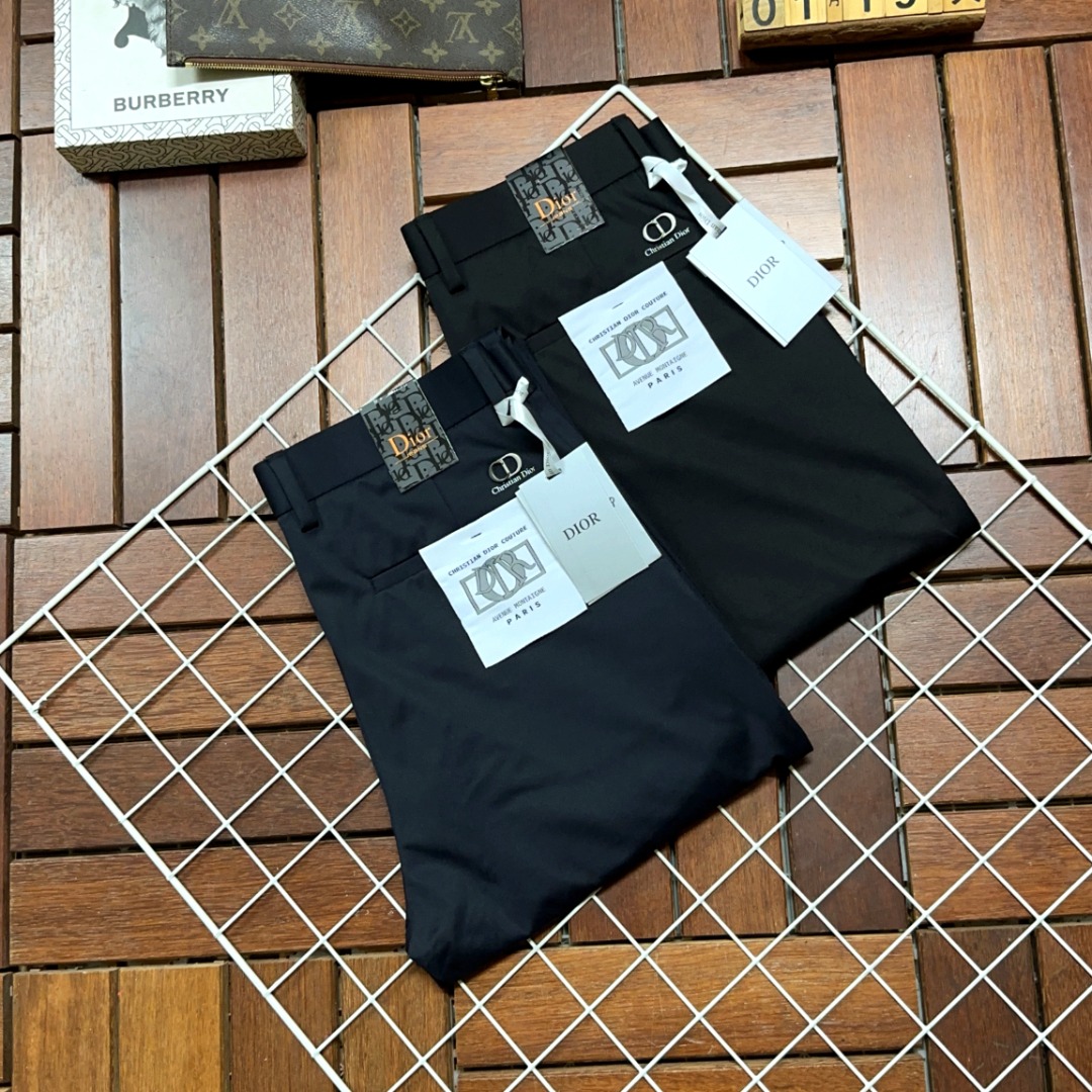 NO:121172,Dior New Style and New Products available for sale in physical stores. The original 1:1 product for the counter, suitable for all ages. The highest version of imported European fabrics in the market. They are comfortable, soft and skin-friendly. The upper body effect is super fashionable and versatile. They are straight and stylish. They are a must-have in the wardrobe!  Suitable for any occasion Size 29-40,,dior,dior,alexander wang19860909Dior 迪奥 新款新品 专柜有售 实体店极品休闲裤专柜原版1:1好货,适合各个年龄段.市场最高版本的欧洲进口面料.舒适柔软亲肤,上身效果超级棒时尚百搭,笔挺有型,衣橱必备！适合任何场合穿着 尺码29-40,,dior,dior,alexander wang,Men's clothing