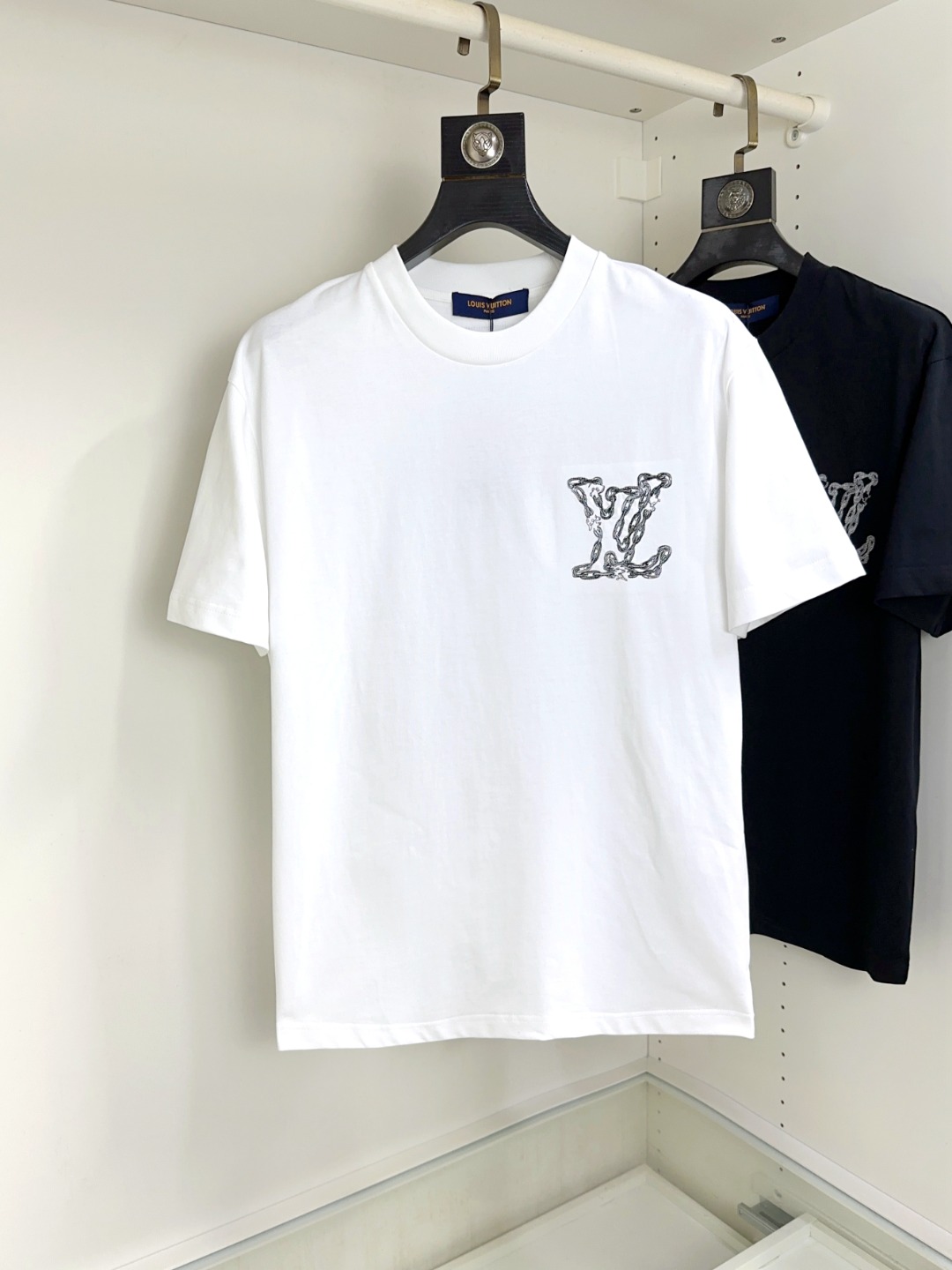 NO:121201,LV Louis Vuitton Fat Brother Gospel Max XL can wear 200 catties Top round neck casual short sleeves Top version High-end custom versatile styles Anyone can easily control the fabric is fully customized craftsmanship The latest logo design of the luxurious classic brand on the chest is very high-end, and those who understand goods must enter!  The style and tailoring are slim styles, which are very exquisite, showing aura and highlighting the exquisiteness of business men. This is the unique feature, the right slim fit, and the upper body effect is very good!  Size XS-XL (counter code is equivalent to M-3XL), louis vuitton,louis vuitton,t-shirt,alexander wang19860909LV 路易威登 胖哥福音最大XL可穿200斤 顶级圆领休闲短袖 顶级版本 高级定制百搭款式 任何人都可以轻松驾驭 面料全订制工艺 胸前奢华经典品牌最新logo设计,非常显档次懂货的必须入！版型剪裁属于修身款 非常精致,显气场,又会凸显商务男士的精致,这就是独到之处,恰到好处的修身,上身效果非常赞！尺码XS-XL（专柜码等同M-3XL）,,louis vuitton,louis vuitton,T-shirt,alexander wang,Men's clothing