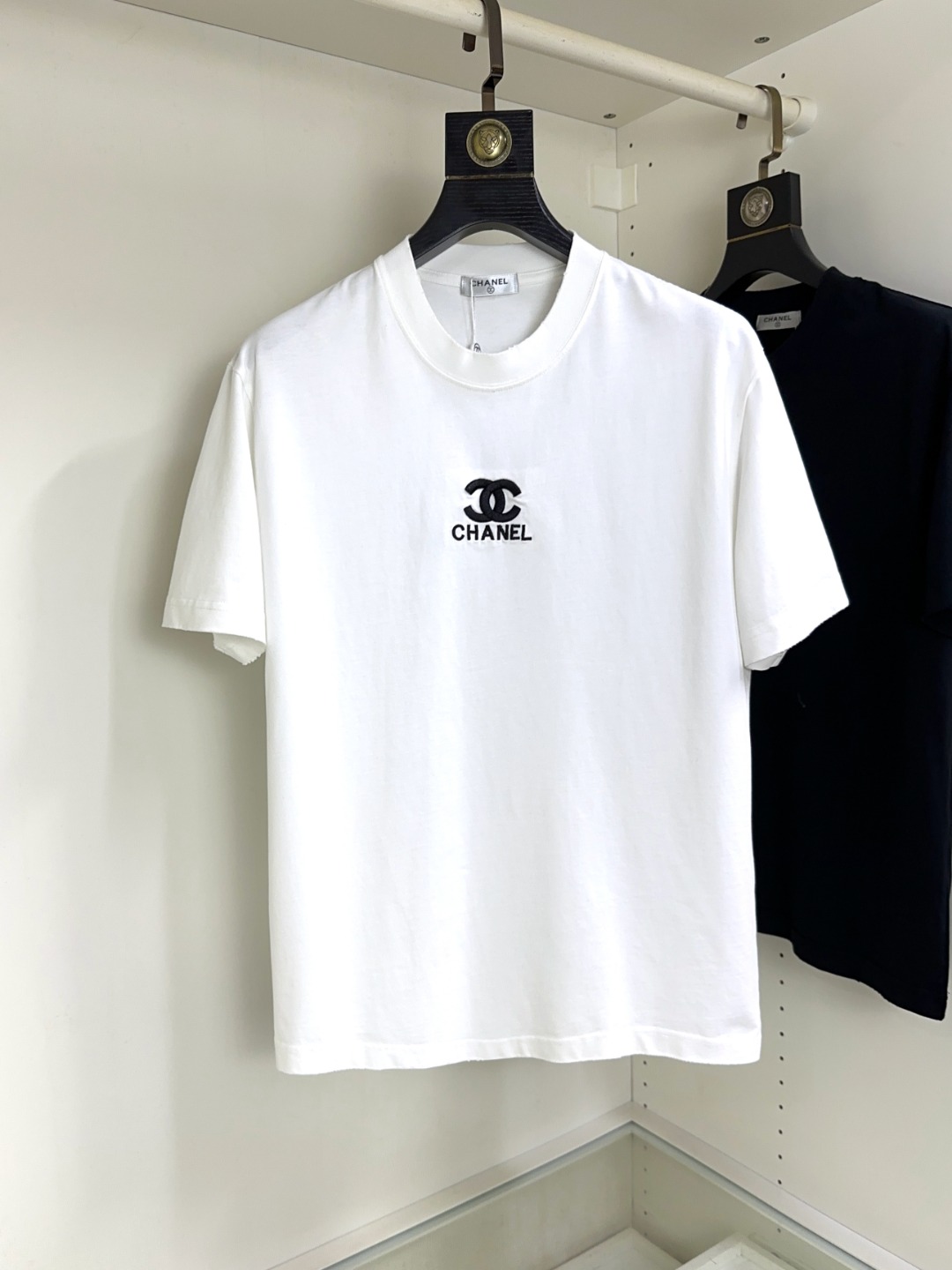 NO:121207,CHANEL Chanel Fat Brother Gospel Maximum XL can wear 200 catties Top round neck casual short sleeves Top version High-end custom versatile styles Anyone can easily control the fabric is fully customized craftsmanship The latest logo design of the luxurious classic brand on the chest is very high-end, and those who understand goods must enter!  The style and tailoring are slim styles, which are very exquisite, showing aura and highlighting the exquisiteness of business men. This is the unique feature, the right slim fit, and the upper body effect is very good!  Size XS-XL (counter code is equivalent to M-3XL), chanel, chanel, T-shirt, alexander wang19860909CHANEL 香奈儿 胖哥福音最大XL可穿200斤 顶级圆领休闲短袖 顶级版本 高级定制百搭款式 任何人都可以轻松驾驭 面料全订制工艺 胸前奢华经典品牌最新logo设计,非常显档次懂货的必须入！版型剪裁属于修身款 非常精致,显气场,又会凸显商务男士的精致,这就是独到之处,恰到好处的修身,上身效果非常赞！尺码XS-XL（专柜码等同M-3XL）,,chanel,chanel,T-shirt,alexander wang,Men's clothing
