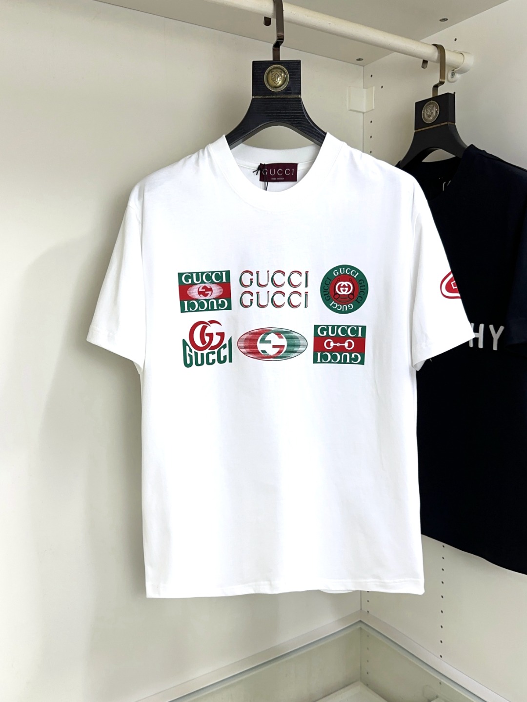 NO:121208,Gucci Gucci Fat Brother Gospel Maximum XL can wear 200 kilograms Top-level round neck casual short sleeves Top-level version High-end custom versatile styles Anyone can easily control the fabric is fully customized craftsmanship The latest logo design of the luxurious classic brand on the chest is very high-end, and those who understand goods must enter!  The style and tailoring are slim styles, which are very exquisite, showing aura and highlighting the exquisiteness of business men. This is the unique feature, the right slim fit, and the upper body effect is very good!  Size XS-XL (counter code is equivalent to M-3XL), gucci, T-shirt, alexander wang19860909Gucci 古奇 胖哥福音最大XL可穿200斤 顶级圆领休闲短袖 顶级版本 高级定制百搭款式 任何人都可以轻松驾驭 面料全订制工艺 胸前奢华经典品牌最新logo设计,非常显档次懂货的必须入！版型剪裁属于修身款 非常精致,显气场,又会凸显商务男士的精致,这就是独到之处,恰到好处的修身,上身效果非常赞！尺码XS-XL（专柜码等同M-3XL）,,gucci,T-shirt,alexander wang,Men's clothing