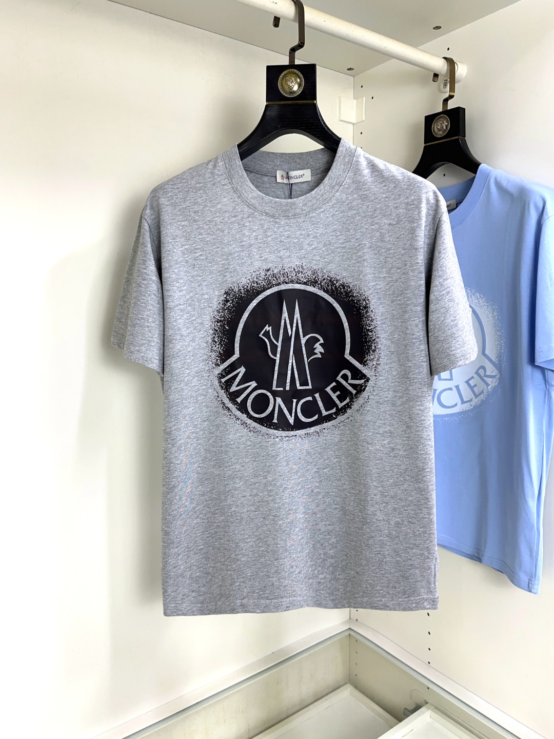 NO:121199,Moncler masked top round neck casual short sleeve high-end custom versatile styles that anyone can easily control. Fully customized fabric craftsmanship, the latest logo design of luxury classic brand on the chest, which is very high-end and must be entered if you understand the goods!  The style and tailoring are slim styles, which are very exquisite, showing aura and highlighting the exquisiteness of business men. This is the unique feature, the right slim fit, and the upper body effect is very good!  Size S-XL can wear 190 catties, christian louboutin, Moncler, T-shirt, alexander wang19860909Moncler 蒙口 顶级圆领休闲短袖高级定制百搭款式 任何人都可以轻松驾驭 面料全订制工艺 胸前奢华经典品牌最新logo设计,非常显档次懂货的必须入！版型剪裁属于修身款 非常精致,显气场,又会凸显商务男士的精致,这就是独到之处,恰到好处的修身,上身效果非常赞！尺码S-XL 可穿190斤,,christian louboutin,Moncler,T-shirt,alexander wang,Men's clothing