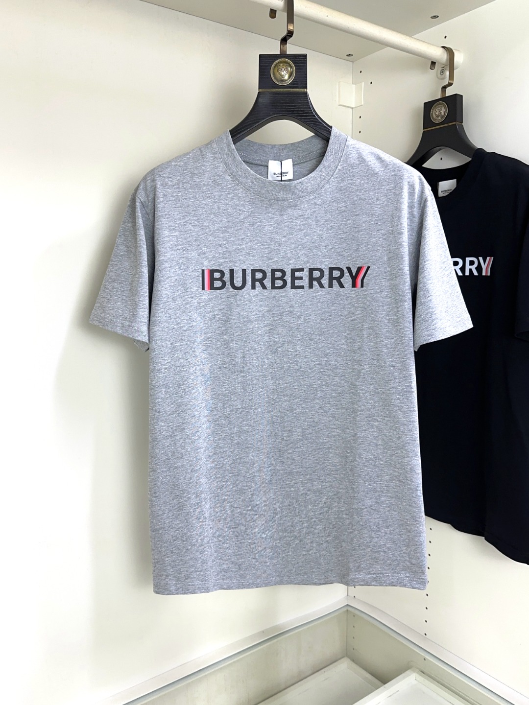 NO:121210,Burberry Top round neck, casual short-sleeved high-end custom versatile style, anyone can easily control it. The fabric is fully customized craftsmanship, the latest logo design of the luxurious classic brand on the chest, which is very high-end and must be entered if you understand the goods!  The style and tailoring are slim styles, which are very exquisite, showing aura and highlighting the exquisiteness of business men. This is the unique feature, the right slim fit, and the upper body effect is very good!  Size S-XL can wear 190 catties, burberry, burberry, T-shirt, alexander wang19860909Burberry 巴宝莉 顶级圆领休闲短袖高级定制百搭款式 任何人都可以轻松驾驭 面料全订制工艺 胸前奢华经典品牌最新logo设计,非常显档次懂货的必须入！版型剪裁属于修身款 非常精致,显气场,又会凸显商务男士的精致,这就是独到之处,恰到好处的修身,上身效果非常赞！尺码S-XL 可穿190斤,,burberry,burberry,T-shirt,alexander wang,Men's clothing