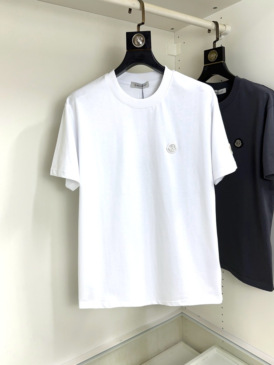 NO:121203,Moncler masked top round neck casual short sleeve high-end custom versatile styles that anyone can easily control. The fabric is fully customized craftsmanship, the latest logo design of the luxurious classic brand on the chest, which is very high-end and must be entered if you understand the goods!  The style and tailoring are slim styles, which are very exquisite, showing aura and highlighting the exquisiteness of business men. This is the unique feature, the right slim fit, and the upper body effect is very good!  Size S-XL can wear 190 catties, christian louboutin, Moncler, T-shirt, alexander wang19860909Moncler 蒙口 顶级圆领休闲短袖高级定制百搭款式 任何人都可以轻松驾驭 面料全订制工艺 胸前奢华经典品牌最新logo设计,非常显档次懂货的必须入！版型剪裁属于修身款 非常精致,显气场,又会凸显商务男士的精致,这就是独到之处,恰到好处的修身,上身效果非常赞！尺码S-XL 可穿190斤,,christian louboutin,Moncler,T-shirt,alexander wang,Men's clothing