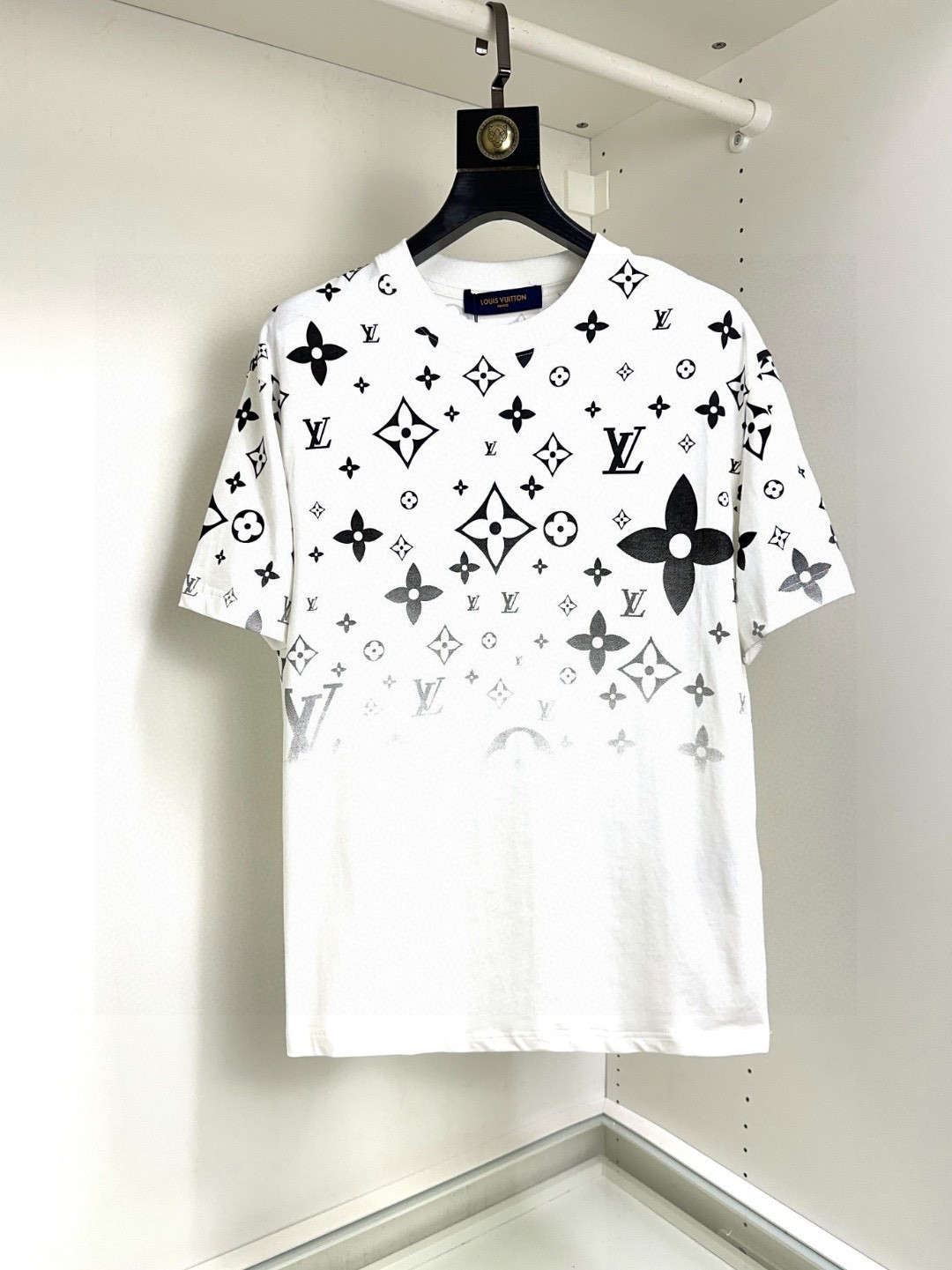 NO:126295,LV Louis Vuitton Fat Brother Gospel Max XL can wear 200 kilograms high-end version, top round neck casual short sleeve high-end custom versatile style, anyone can easily control it, full custom fabric craftsmanship, the latest logo design of the luxurious classic brand on the chest, very high-end, those who understand goods must enter!  The style and tailoring are slim styles, which are very exquisite, showing aura and highlighting the exquisiteness of business men. This is the unique feature, the right slim fit, and the upper body effect is very good!  Size XS-XL (counter code is equivalent to M-3XL), louis vuitton,louis vuitton,t-shirt,alexander wang19860909LV 路易威登 胖哥福音最大XL可穿200斤高版本 顶级圆领休闲短袖高级定制百搭款式 任何人都可以轻松驾驭 面料全订制工艺 胸前奢华经典品牌最新logo设计,非常显档次懂货的必须入！版型剪裁属于修身款 非常精致,显气场,又会凸显商务男士的精致,这就是独到之处,恰到好处的修身,上身效果非常赞！尺码XS-XL（专柜码等同M-3XL）,,louis vuitton,louis vuitton,T-shirt,alexander wang,Men's clothing