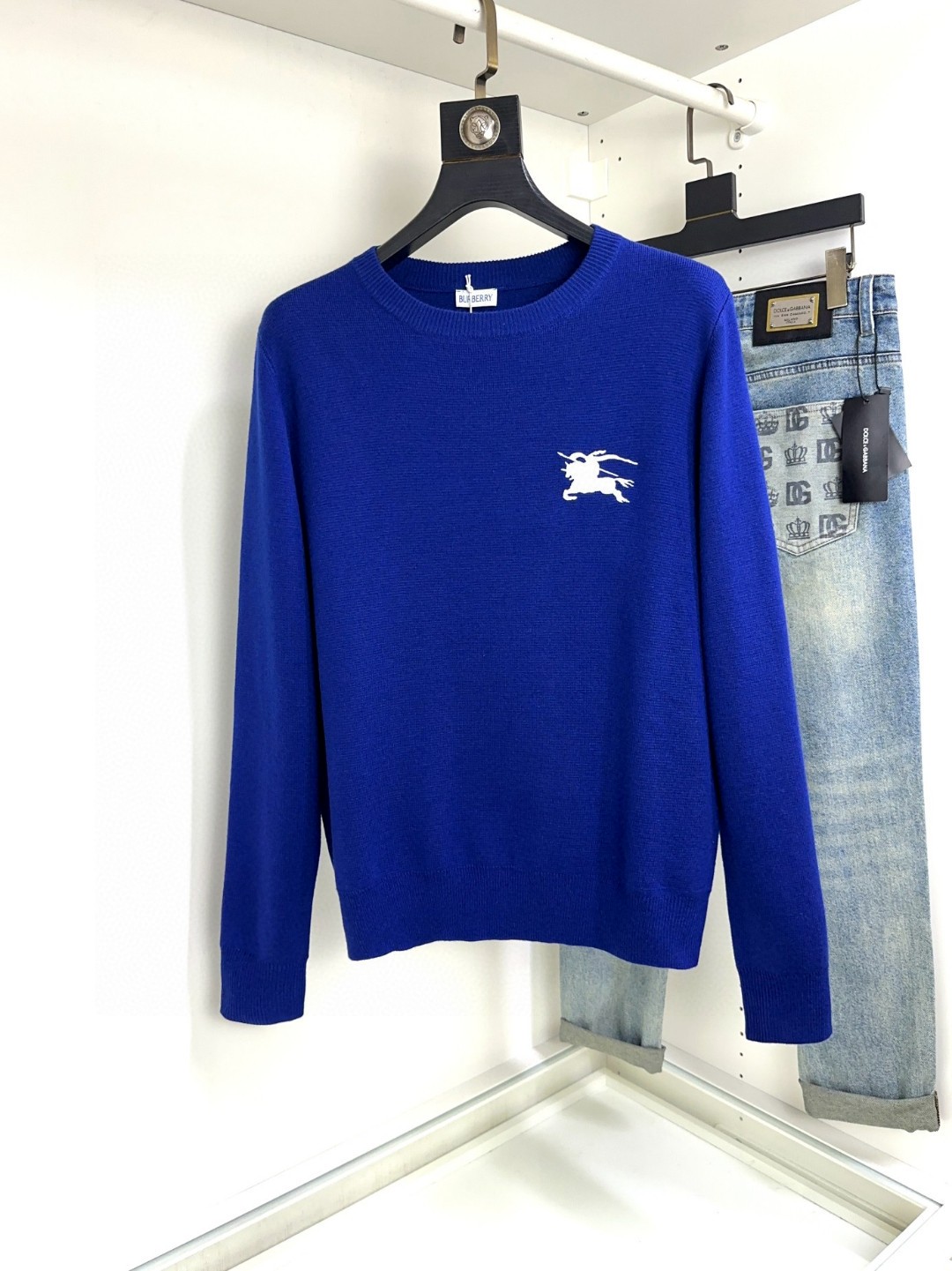 NO:136961,Burberry Top long-sleeved round-neck sweater base shirt, high-end custom-made and versatile style, anyone can easily control imported Italian fabrics. The fabric is fully customized craftsmanship. The latest logo design of the luxurious classic brand on the chest is very high-end, and those who understand goods must enter!  The style and tailoring are slim styles, which are very exquisite, showing aura and highlighting the exquisiteness of business men. This is the unique feature, the right slim fit, and the upper body effect is very good!  Size XS-L, Burberry, Burberry, Sweaters, Alexander wang19860909Burberry 巴宝莉 顶级长袖圆领毛衣打底衫 高级定制百搭款,意大利进口面料任何人都可以轻松驾驭 面料全订制工艺 胸前奢华经典品牌最新logo设计,非常显档次懂货的必须入！版型剪裁属于修身款 非常精致,显气场,又会凸显商务男士的精致,这就是独到之处,恰到好处的修身,上身效果非常赞！尺码XS-L,,burberry,burberry,sweaters,alexander wang,Men's clothing