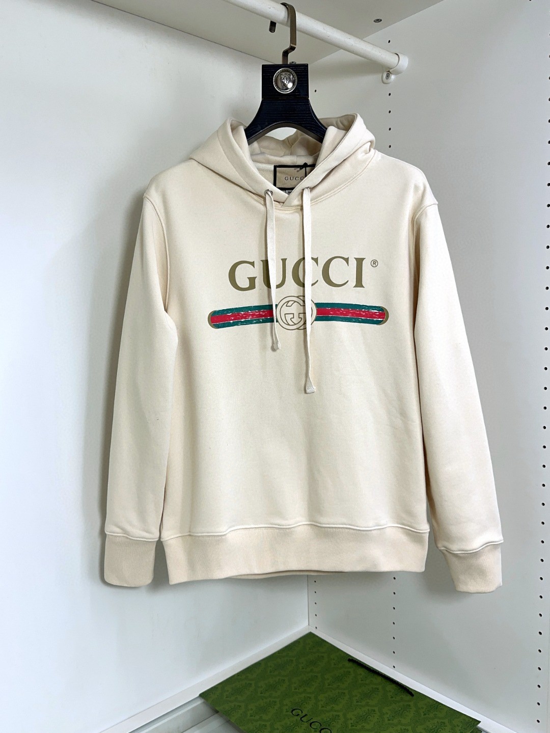 NO:123054,Gucci Top long-sleeved hooded sweatshirt, high-end custom and versatile style, imported Italian fabrics can be easily controlled by anyone. The fabrics are fully customized, and the latest logo design of the luxury classic brand on the chest is very high-end. Those who understand goods must enter!  The style and tailoring are slim styles, which are very exquisite, showing aura and highlighting the exquisiteness of business men. This is the unique feature, the right slim fit, and the upper body effect is very good!  Size S-XL, gucci, hoodie, sweatshirts, hats, alexander wang19860909Gucci 古奇 顶级长袖连帽卫衣 高级定制百搭款,意大利进口面料任何人都可以轻松驾驭 面料全订制工艺 胸前奢华经典品牌最新logo设计,非常显档次懂货的必须入！版型剪裁属于修身款 非常精致,显气场,又会凸显商务男士的精致,这就是独到之处,恰到好处的修身,上身效果非常赞！尺码S-XL,,gucci,hoodie,sweatshirts,hats,alexander wang,Men's clothing