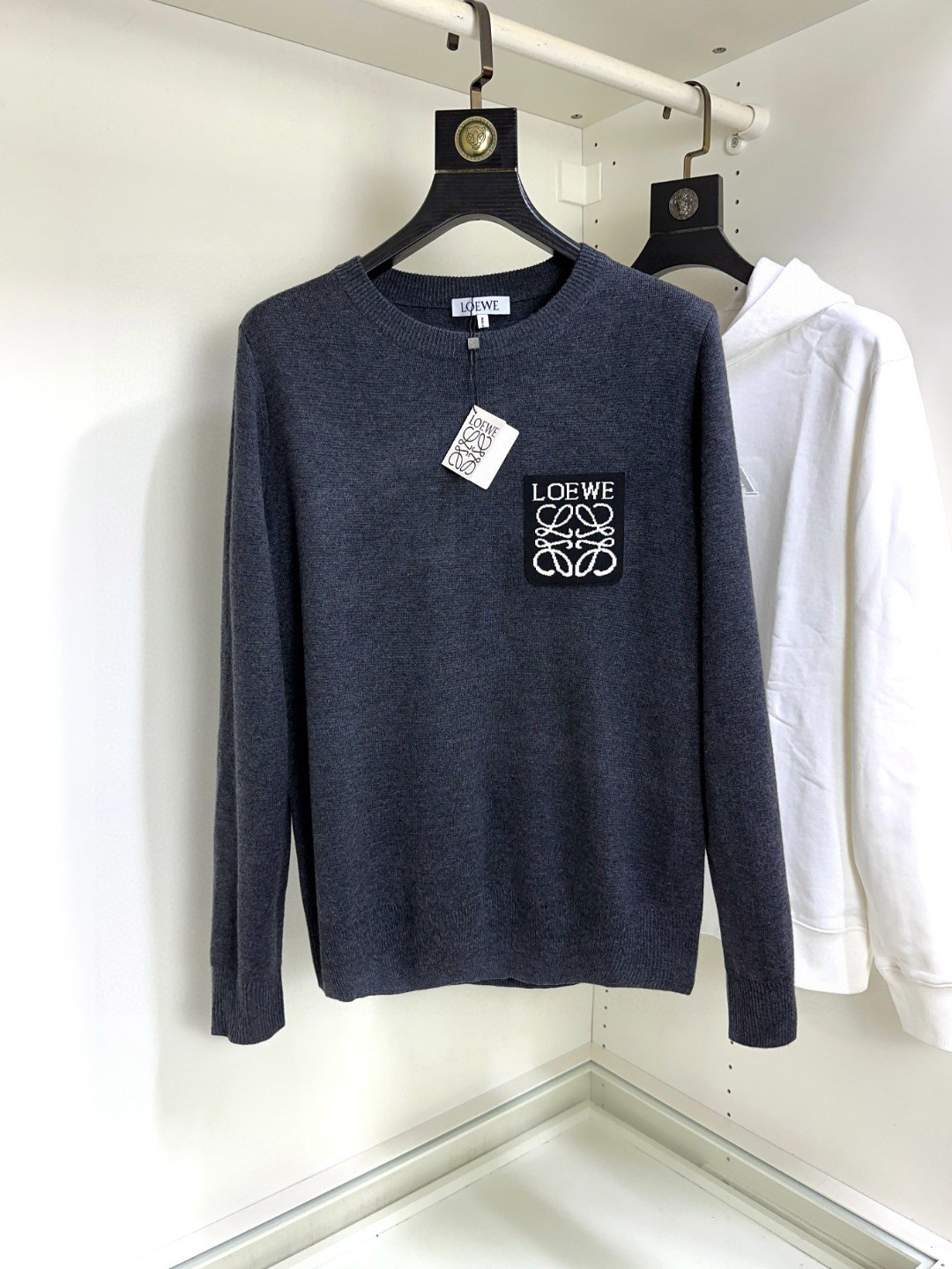 NO:123059,Loewe Top-grade long-sleeved round neck versatile sweater is made of real wool blend material, soft and warm, with top-notch anti-pilling performance. It uses imported Japanese island essence seamless computer horizontal machine full curling edge weaving, anyone can easily control it. The fabric is fully customized craftsmanship, the latest logo design of the luxurious classic brand on the chest, which is very high-end and must be entered if you understand the goods!  The style and tailoring are slim styles, which are very exquisite, showing aura and highlighting the exquisiteness of business men. This is the unique feature, the right slim fit, and the upper body effect is very good!  Size XS-L, loewe, loewe, sweaters, alexander wang19860909Loewe 罗意威 顶级长袖圆领百搭毛衣 采用真羊毛混纺材质,柔顺保暖,顶尖抗起球性能.采用进口日本岛精无缝电脑横机全卷边编织任何人都可以轻松驾驭 面料全订制工艺 胸前奢华经典品牌最新logo设计,非常显档次懂货的必须入！版型剪裁属于修身款 非常精致,显气场,又会凸显商务男士的精致,这就是独到之处,恰到好处的修身,上身效果非常赞！尺码XS-L,,loewe,loewe,sweaters,alexander wang,Men's clothing