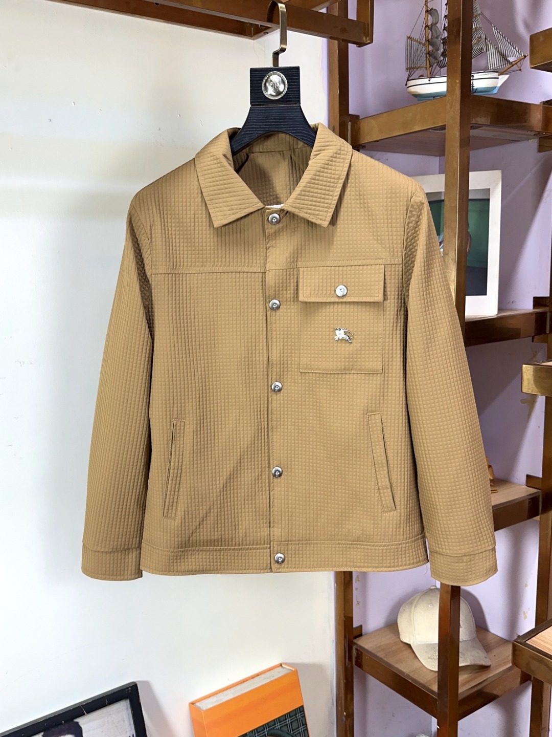 NO:123028,Burberry Fat Brother Gospel 4XL can wear 200 catties new fashionable high-end men's style, classic and explosive jackets are recommended for warmth!  Men's jacket, fashionable and casual jacket, high-woven and super delicate high-tech smooth composite fabric material, the texture of the fabric is very high-end and delicate, with a strong sense of class, large logo embroidery design on the chest, and all accessories are customized to create a brand logo. It is both business and casual, and the style is versatile and suitable for all occasions, and anyone can easily control it!  Code number M-4XL, burberry, burberry, jackets & coats, jackets & coats, alexander wang19860909Burberry 巴宝莉 胖哥福音4XL可穿200斤新款时尚高端男款,经典爆款夹克保暖推荐！男士外套,时尚休闲外套夹克 ,高织超细腻的高科技爽滑复合布材质,面料的质感很高档细腻,档次感强 ,胸前大logo刺绣设计,辅料全定制出品牌logo.商务休闲兼备款,款式百搭适合各种场合 ,任何人都可以轻松驾驭！码数M-4XL,,burberry,burberry,jackets & coats,jackets & coats,alexander wang,Men's clothing