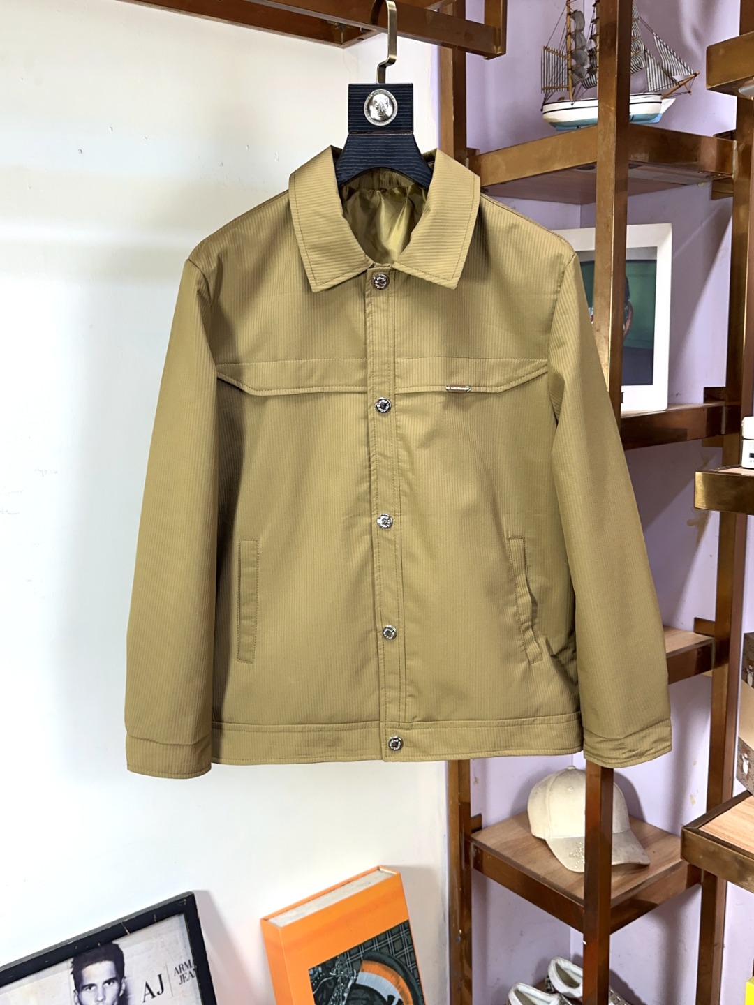 NO:123037,LV Louis Vuitton Fat Brother Gospel 6XL can wear 230 catties new fashionable high-end men's style, classic and explosive jackets are recommended for warmth!  Men's jacket, fashionable and casual jacket, high-woven and super delicate high-tech smooth composite fabric material, the texture of the fabric is very high-end and delicate, with a strong sense of class, large logo embroidery design on the chest, and all accessories are customized to create a brand logo. It is both business and casual, and the style is versatile and suitable for all occasions, and anyone can easily control it!  Code number M-6XL, louis vuitton,louis vuitton,jackets & coats,jackets & coats,alexander wang19860909LV路易威登胖哥福音6XL可穿230斤新款时尚高端男款,经典爆款夹克保暖推荐！男士外套,时尚休闲外套夹克 ,高织超细腻的高科技爽滑复合布材质,面料的质感很高档细腻,档次感强 ,胸前大logo刺绣设计,辅料全定制出品牌logo.商务休闲兼备款,款式百搭适合各种场合 ,任何人都可以轻松驾驭！码数M-6XL,,louis vuitton,louis vuitton,jackets & coats,jackets & coats,alexander wang,Men's clothing