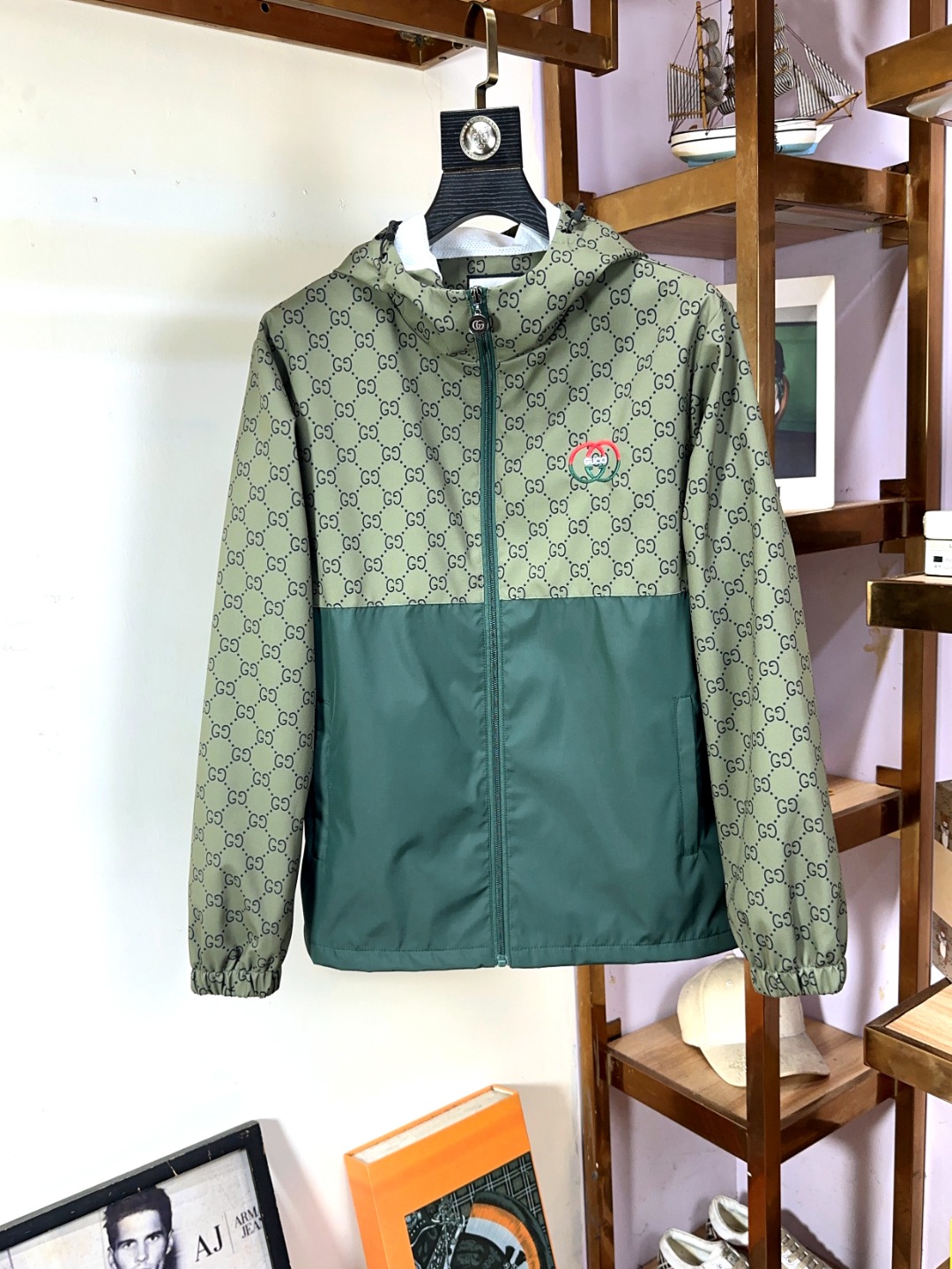 NO:123045,GUCCI Guqi new style, fashionable high-end men's style, classic and explosive jackets are recommended for warmth!  Men's jacket, fashionable and casual jacket, high-woven and super delicate high-tech smooth composite fabric material, the texture of the fabric is very high-end and delicate, with a strong sense of class, large logo embroidery design on the chest, and all accessories are customized to create a brand logo. It is both business and casual, and the style is versatile and suitable for all occasions, and anyone can easily control it!  Code number M-3XL, gucci, jackets & coats, jackets & coats, alexander wang19860909GUCCI古奇新款时尚高端男款,经典爆款夹克保暖推荐！男士外套,时尚休闲外套夹克 ,高织超细腻的高科技爽滑复合布材质,面料的质感很高档细腻,档次感强 ,胸前大logo刺绣设计,辅料全定制出品牌logo.商务休闲兼备款,款式百搭适合各种场合 ,任何人都可以轻松驾驭！码数M-3XL,,gucci,jackets & coats,jackets & coats,alexander wang,Men's clothing