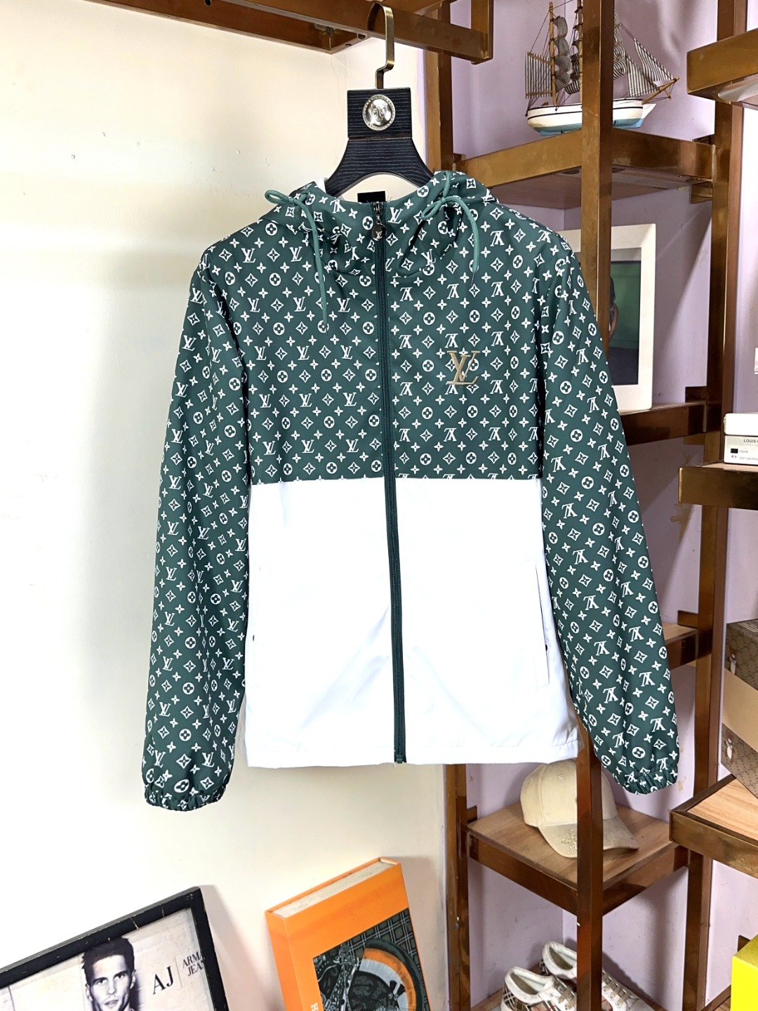 NO:123050,LV Louis Vuitton's new fashionable high-end men's style, classic and explosive jackets are recommended for warmth!  Men's jacket, fashionable and casual jacket, high-woven and super delicate high-tech smooth composite fabric material, the texture of the fabric is very high-end and delicate, with a strong sense of class, large logo embroidery design on the chest, and all accessories are customized to create a brand logo. It is both business and casual, and the style is versatile and suitable for all occasions, and anyone can easily control it!  Code number M-3XL, louis vuitton,louis vuitton,jackets & coats,jackets & coats,alexander wang19860909LV路易威登新款时尚高端男款,经典爆款夹克保暖推荐！男士外套,时尚休闲外套夹克 ,高织超细腻的高科技爽滑复合布材质,面料的质感很高档细腻,档次感强 ,胸前大logo刺绣设计,辅料全定制出品牌logo.商务休闲兼备款,款式百搭适合各种场合 ,任何人都可以轻松驾驭！码数M-3XL,,louis vuitton,louis vuitton,jackets & coats,jackets & coats,alexander wang,Men's clothing