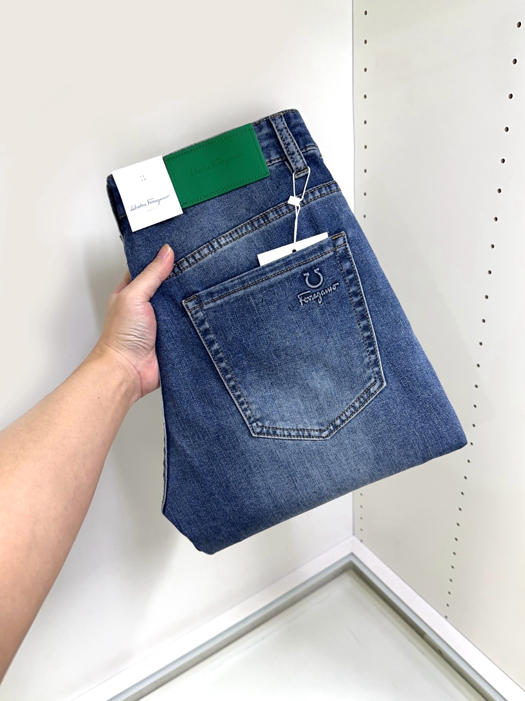 NO:123022,Ferragamo's hot products are coming, new models and new products are available for sale in the counter. The original jeans in physical stores are already 1:1 good products for the original 1:1, suitable for all ages. The highest version of imported European fabrics in the market. They are comfortable, soft and skin-friendly, with super cool and fashionable and versatile upper body effect, straight and stylish, a must-have for the wardrobe!  Suitable for any occasion Size 29-40, ferragamo, jeans, alexander wang19860909菲拉格慕 爆款来袭 新款新品 专柜有售 实体店已极品牛仔裤专柜原版1:1好货,适合各个年龄段.市场最高版本的欧洲进口面料.舒适柔软亲肤,上身效果超级棒时尚百搭,笔挺有型,衣橱必备！适合任何场合穿着 尺码29-40,,ferragamo,jeans,alexander wang,Men's clothing