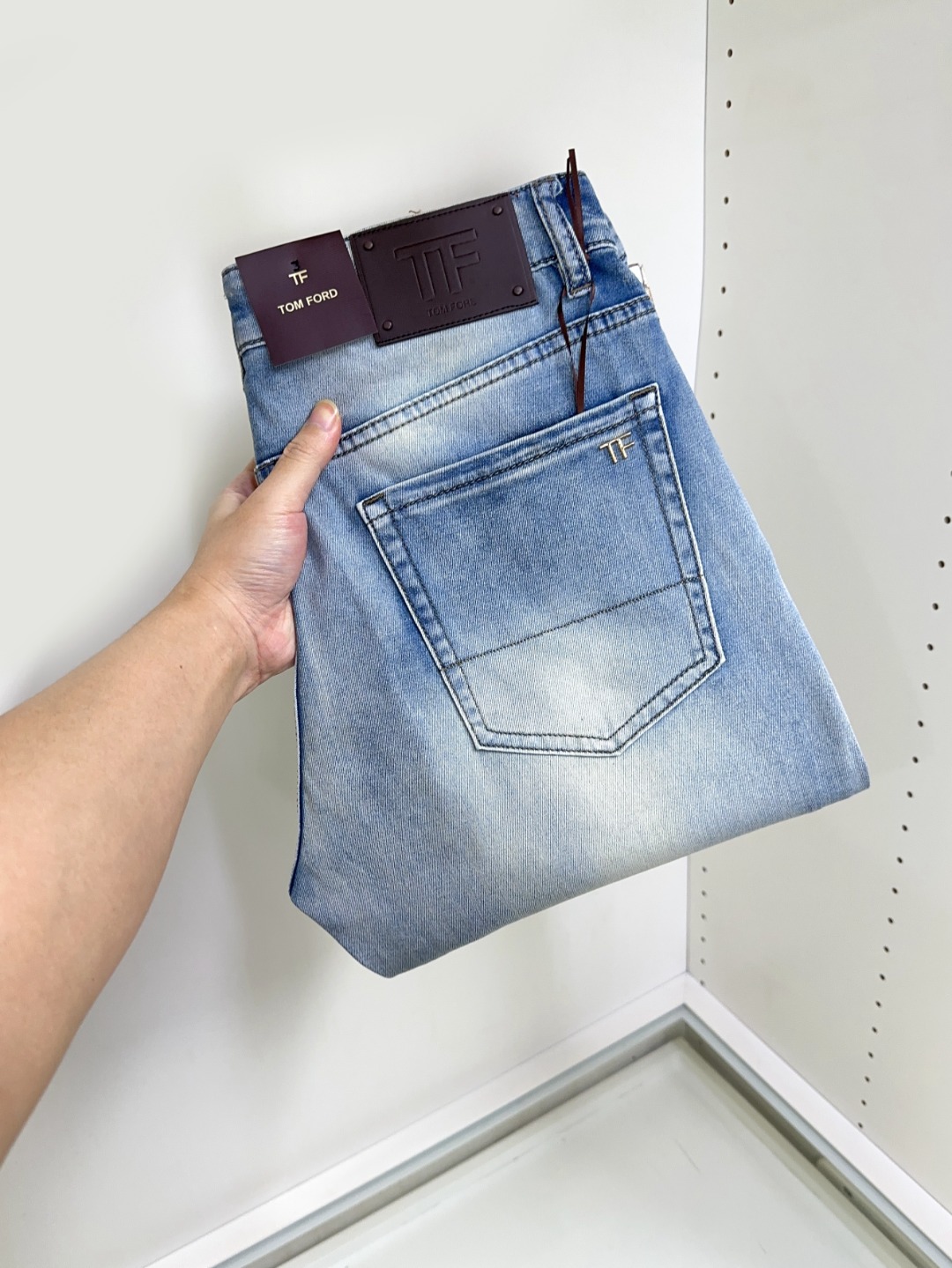 NO:123019,TF hits, new models and new products are available for sale in the counter. The original jeans in physical stores are already 1:1 good products for the original products of all ages. The highest version of imported European fabrics in the market is comfortable, soft and skin-friendly, with super cool and fashionable and versatile upper body effect, straight and stylish, a must-have for the wardrobe!  Suitable for any occasion Size 29-40,,tom ford,jeans,alexander wang19860909TF 爆款来袭 新款新品 专柜有售 实体店已极品牛仔裤专柜原版1:1好货,适合各个年龄段.市场最高版本的欧洲进口面料.舒适柔软亲肤,上身效果超级棒时尚百搭,笔挺有型,衣橱必备！适合任何场合穿着 尺码29-40,,tom ford,jeans,alexander wang,Men's clothing