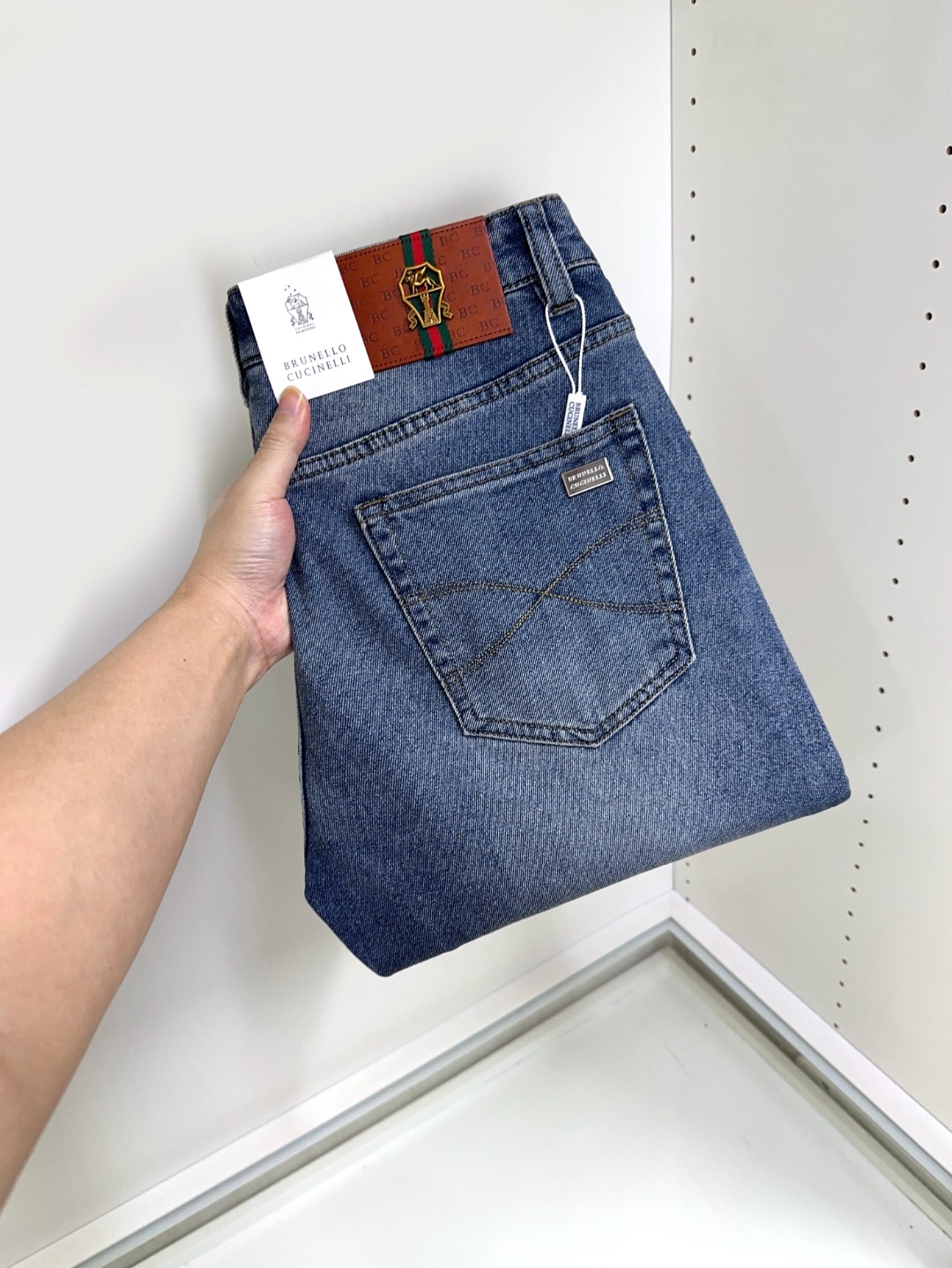 NO:123044,Bruti, hot products are coming, new styles and new products are available for sale in the counter. The original jeans in physical stores are already 1:1 good products for the original 1:1, suitable for all ages. The highest version of the imported European fabric in the market is comfortable, soft and skin-friendly, with super cool and fashionable and versatile upper body effect, straight and stylish, a must-have for the wardrobe!  Suitable for any occasion Size 29-40, jeans,alexander wang19860909布鲁提 爆款来袭 新款新品 专柜有售 实体店已极品牛仔裤专柜原版1:1好货,适合各个年龄段.市场最高版本的欧洲进口面料.舒适柔软亲肤,上身效果超级棒时尚百搭,笔挺有型,衣橱必备！适合任何场合穿着 尺码29-40,,jeans,alexander wang,Men's clothing